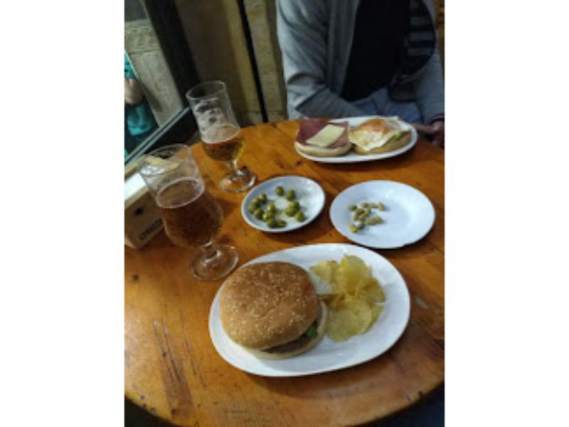 Perritos y hamburguesas: ¿Qué ofrecemos? de El Nido del Búho Perritos y hamburguesas: ¿Qué ofrecemos? de El Nido del Búho