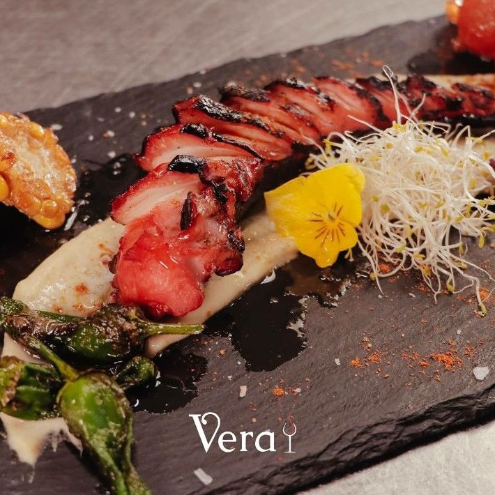 PULPO A LA BRASA CON HUMMUS DE YUCA PULPO A LA BRASA CON HUMMUS DE YUCA