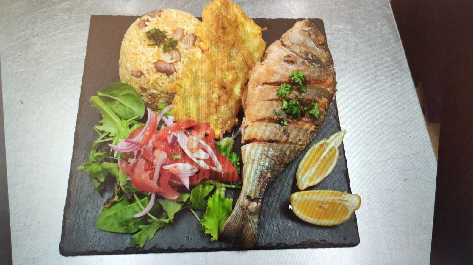 Arroz Moro, ensalada y dorada frita Arroz Moro, ensalada y dorada frita
