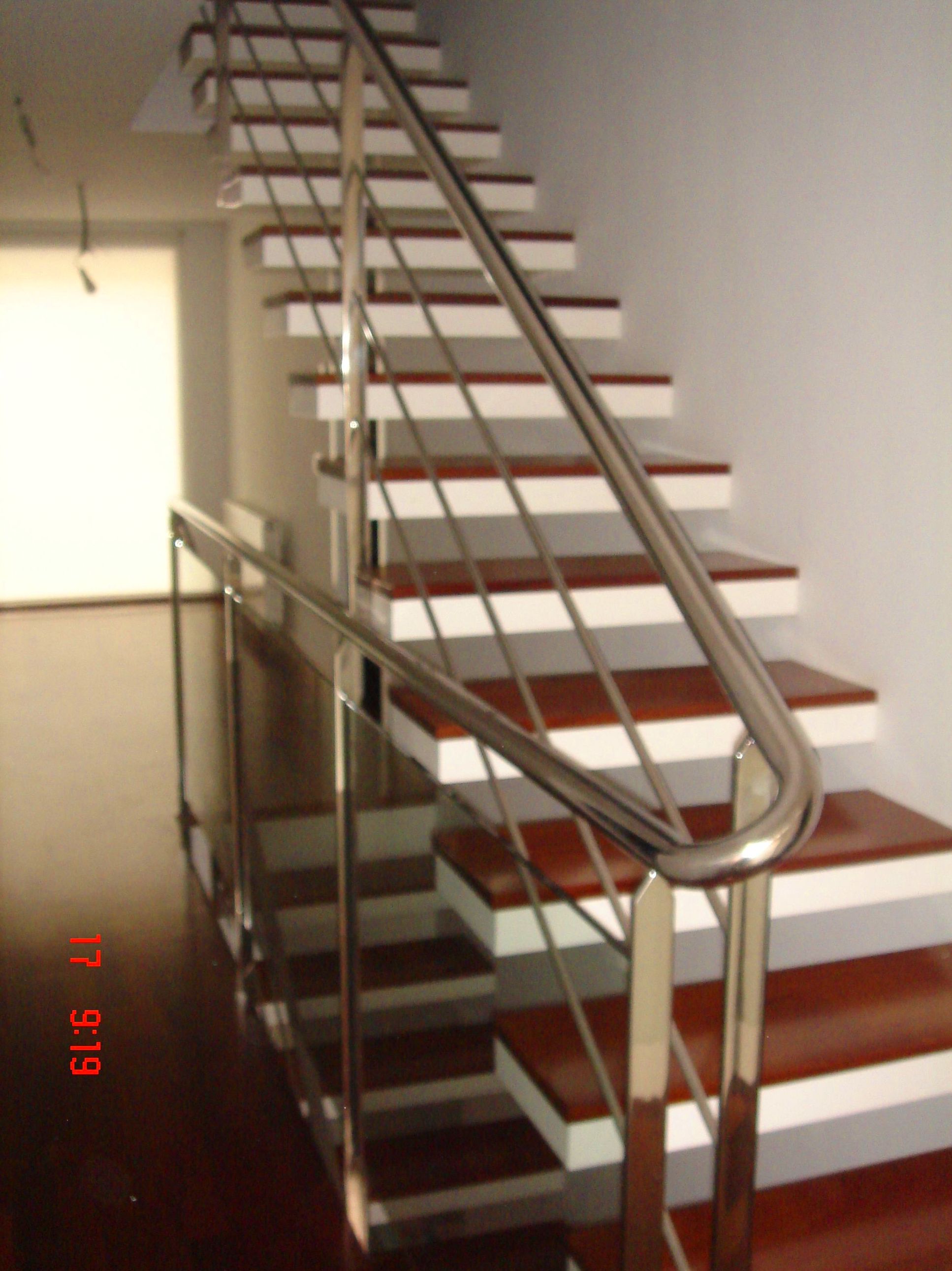 Barandilla de escalera : pilastras de pletina ,varillas transversales de 15mm y pasamanos de tubo de 40mm enlazado