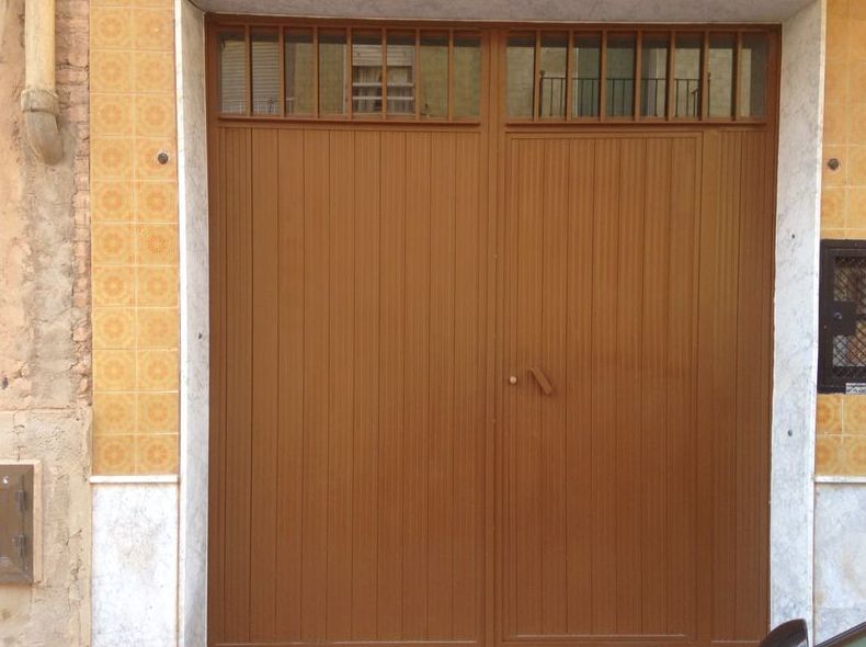 puerta de hierro chapa pegaso lacada en marron