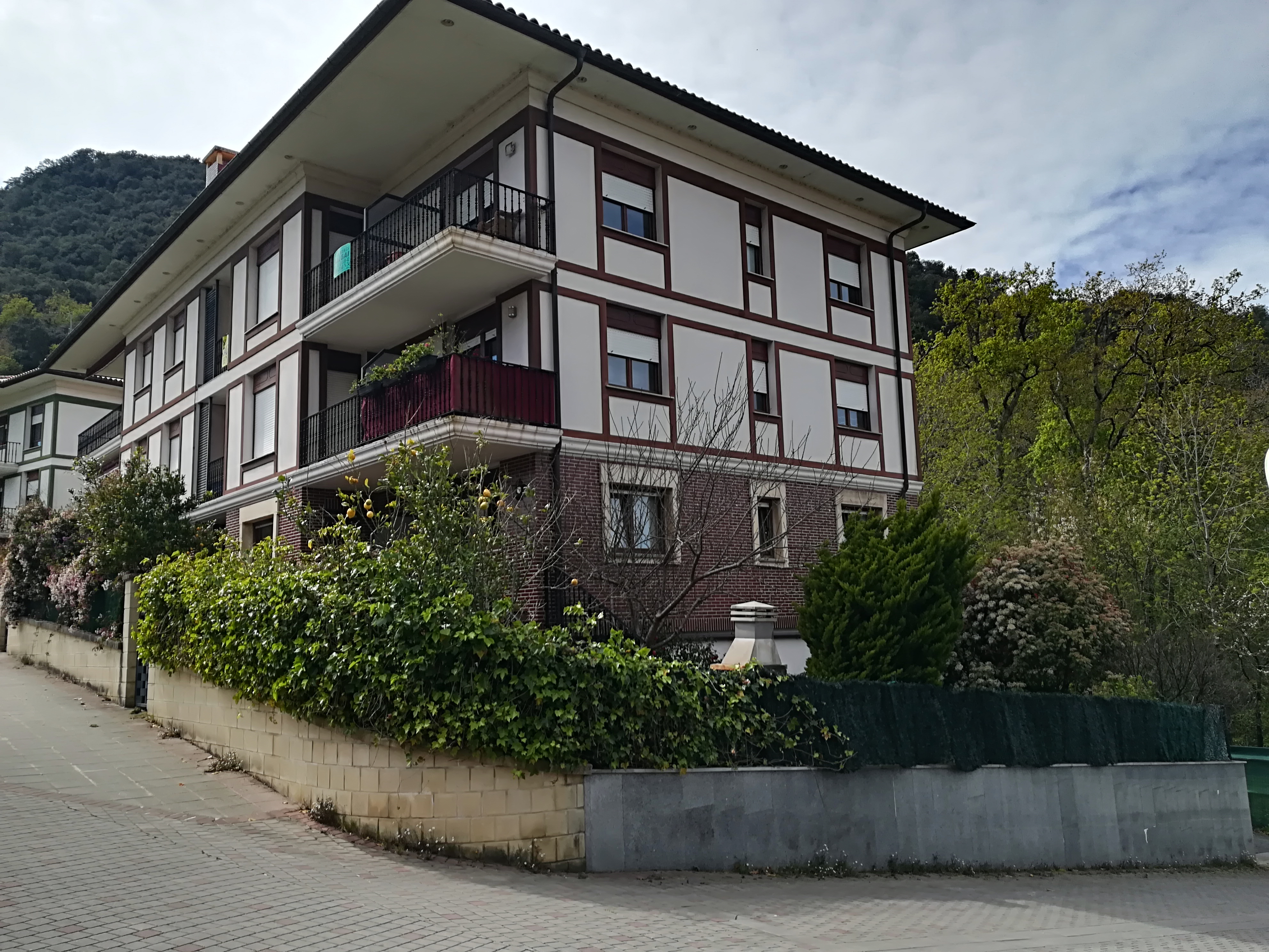 VIVIENDA SITA EN URBANIZACION PRIVADA. EN BUSTURIA EN EL BARRIO DE AXPE.: Inmuebles de Inmobiliaria Lur Bermeo VIVIENDA SITA EN URBANIZACION PRIVADA. EN BUSTURIA EN EL BARRIO DE AXPE.: Inmuebles de Inmobiliaria Lur Bermeo