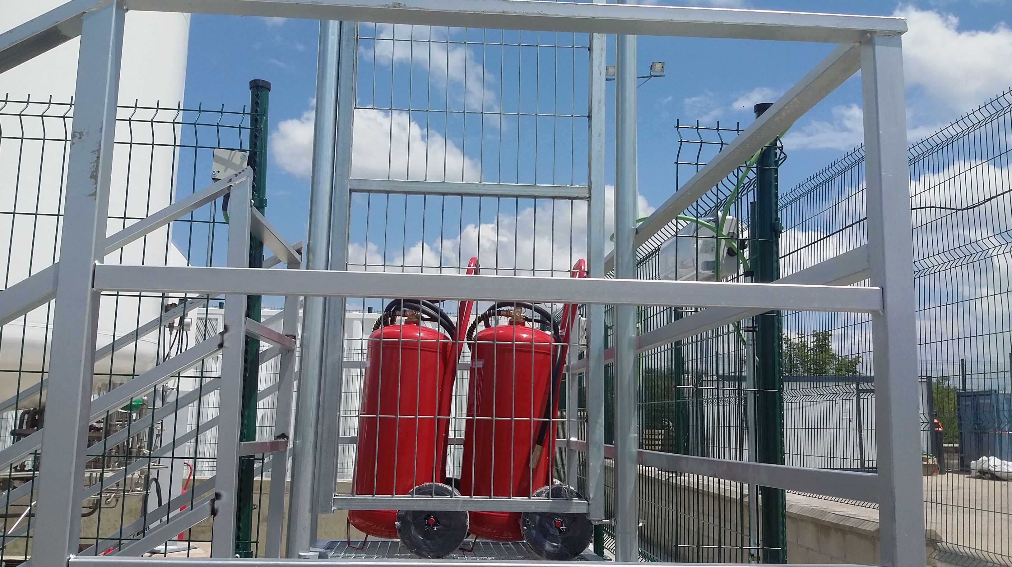 Fabricación y montaje de escaleras para con vallado para acceso a depositos de gas en estación de servicio en Burgos 