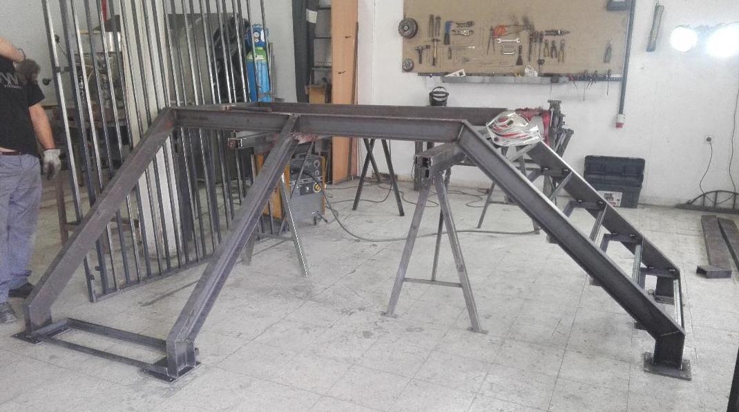 Fabricación y montaje de escaleras para con vallado para acceso a depositos de gas en estación de servicio en Burgos 