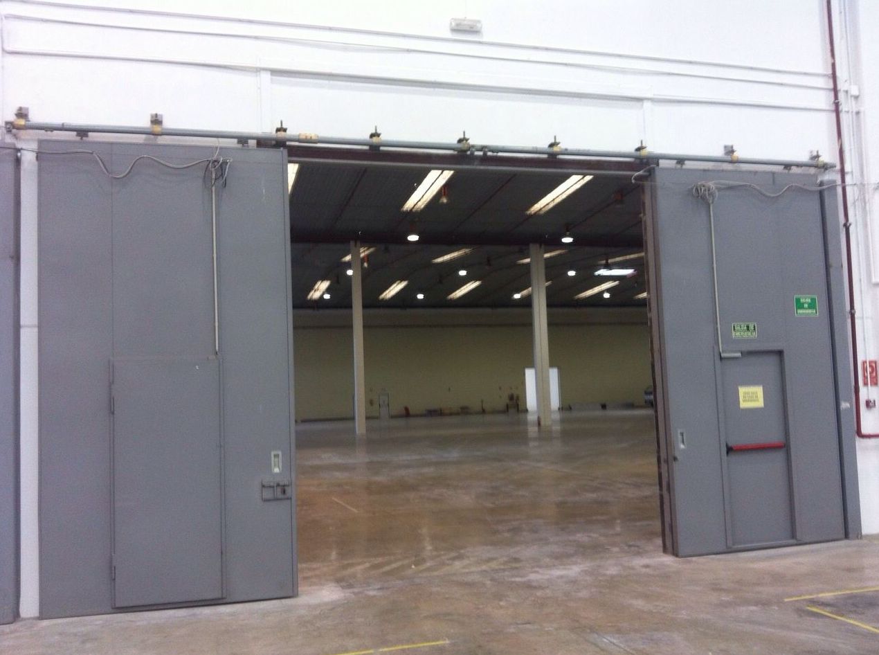 Montaje de puertas cortafuegos industriales