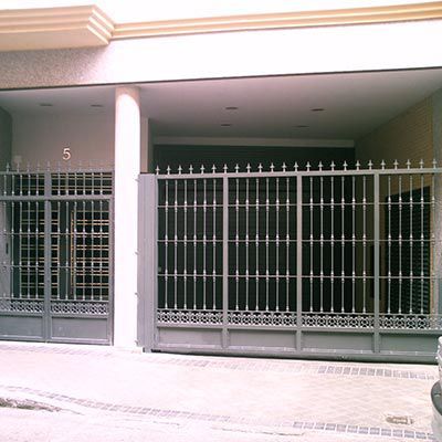 Instalación y mantenimiento de puertas de garaje: Servicios de Cerrajería Miguel Ángel Instalación y mantenimiento de puertas de garaje: Servicios de Cerrajería Miguel Ángel