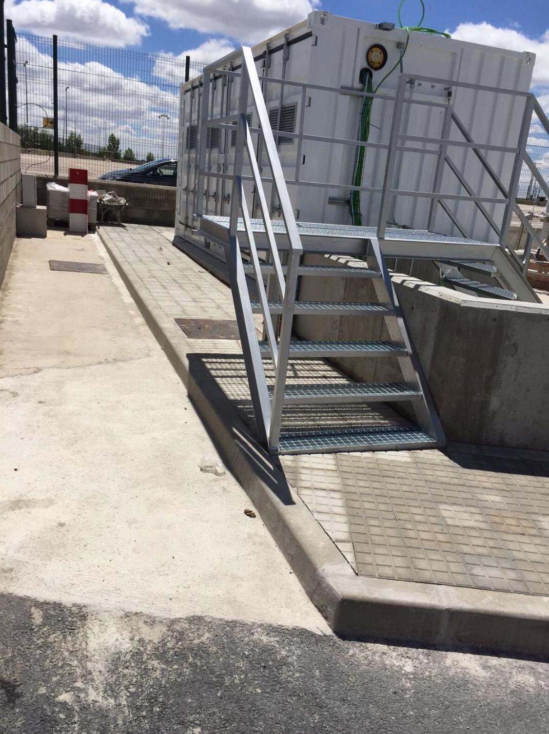 Fabricación y montaje de escaleras para con vallado para acceso a depositos de gas en estación de servicio en Burgos 