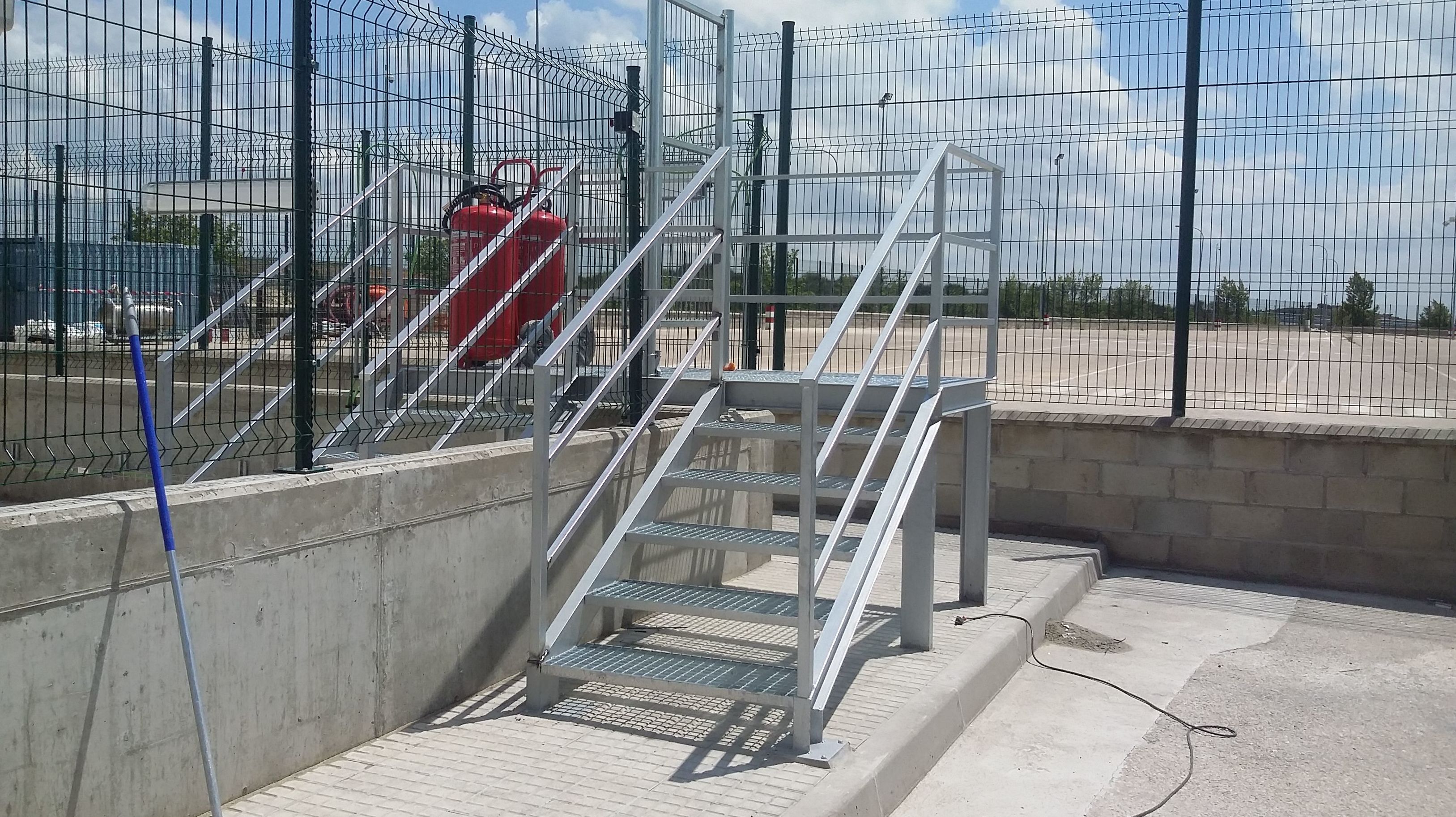 Fabricación y montaje de escaleras para con vallado para acceso a depositos de gas en estación de servicio en Burgos 