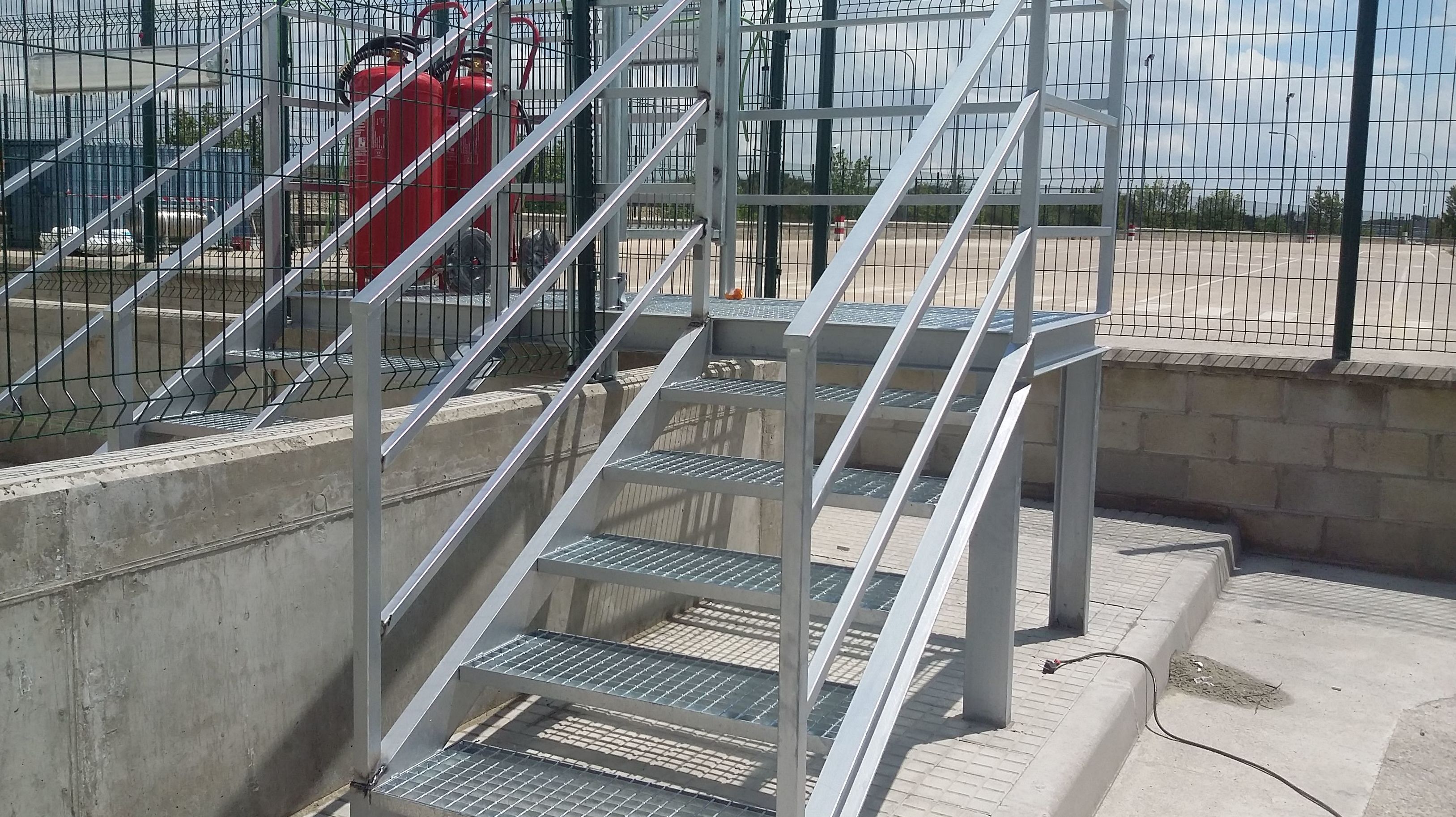 Fabricación y montaje de escaleras para con vallado para acceso a depositos de gas en estación de servicio en Burgos 