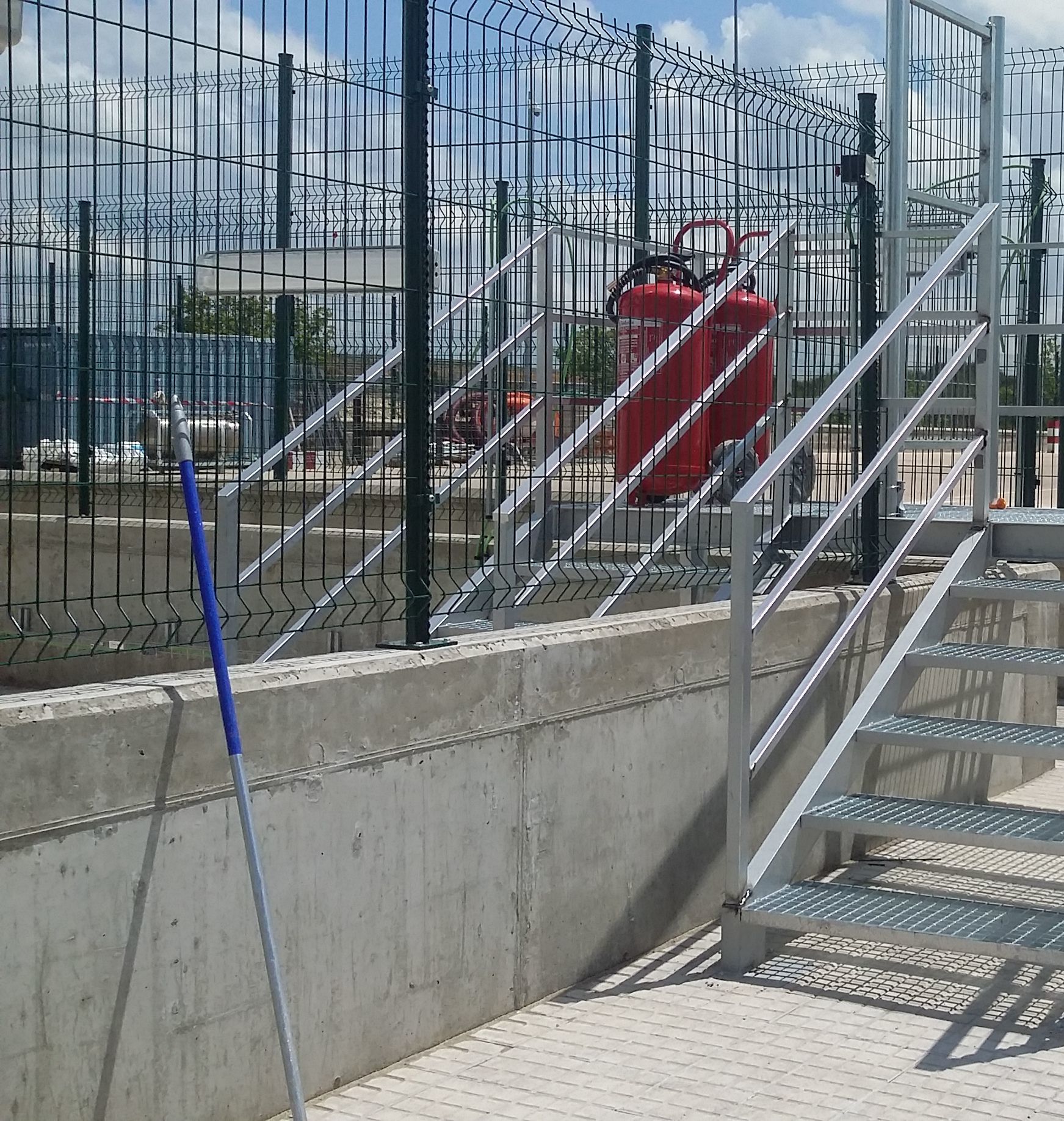 Fabricación y montaje de escaleras para con vallado para acceso a depositos de gas en estación de servicio en Burgos 