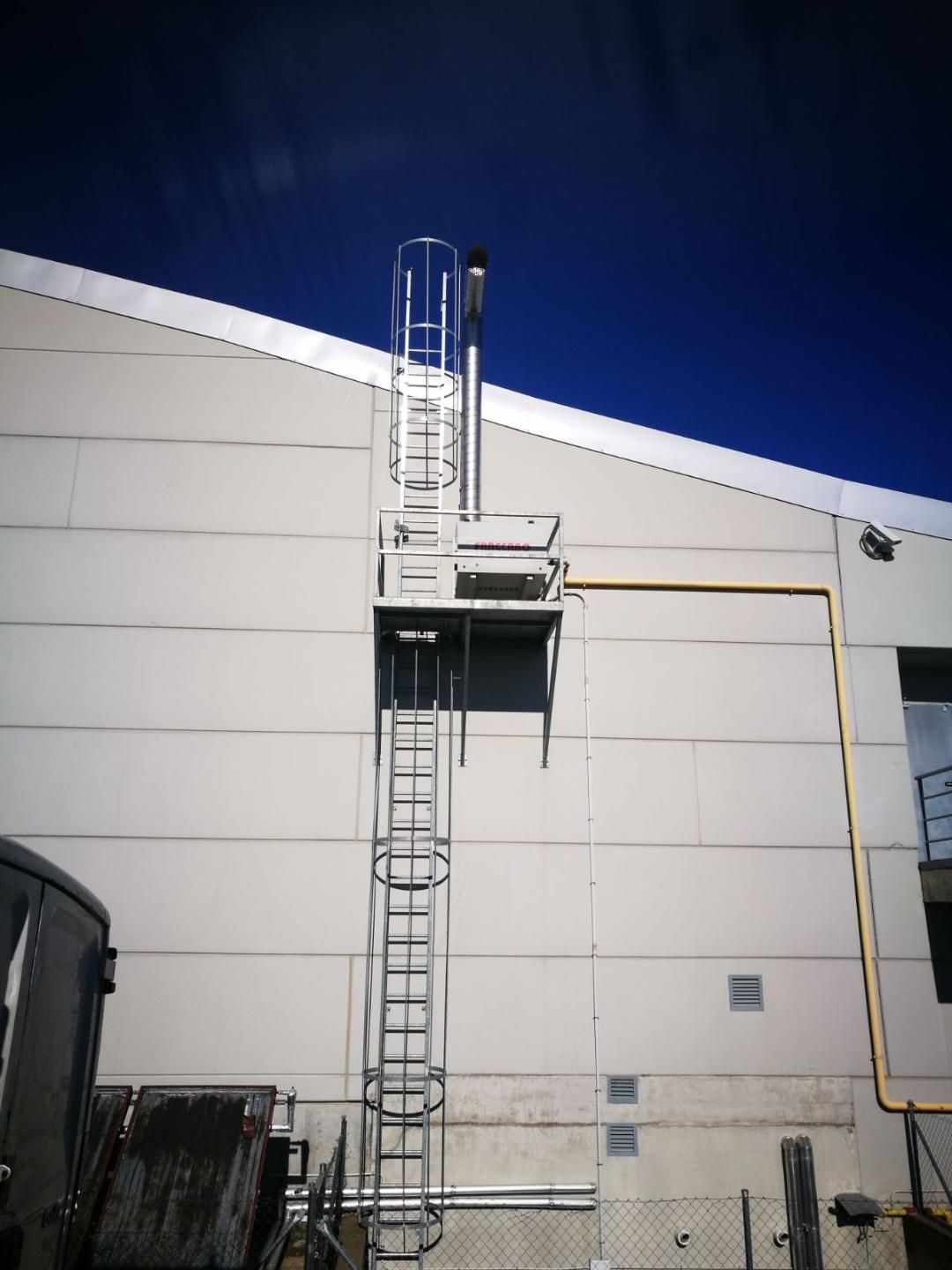 Fabricación de escalera con guarda hombre.