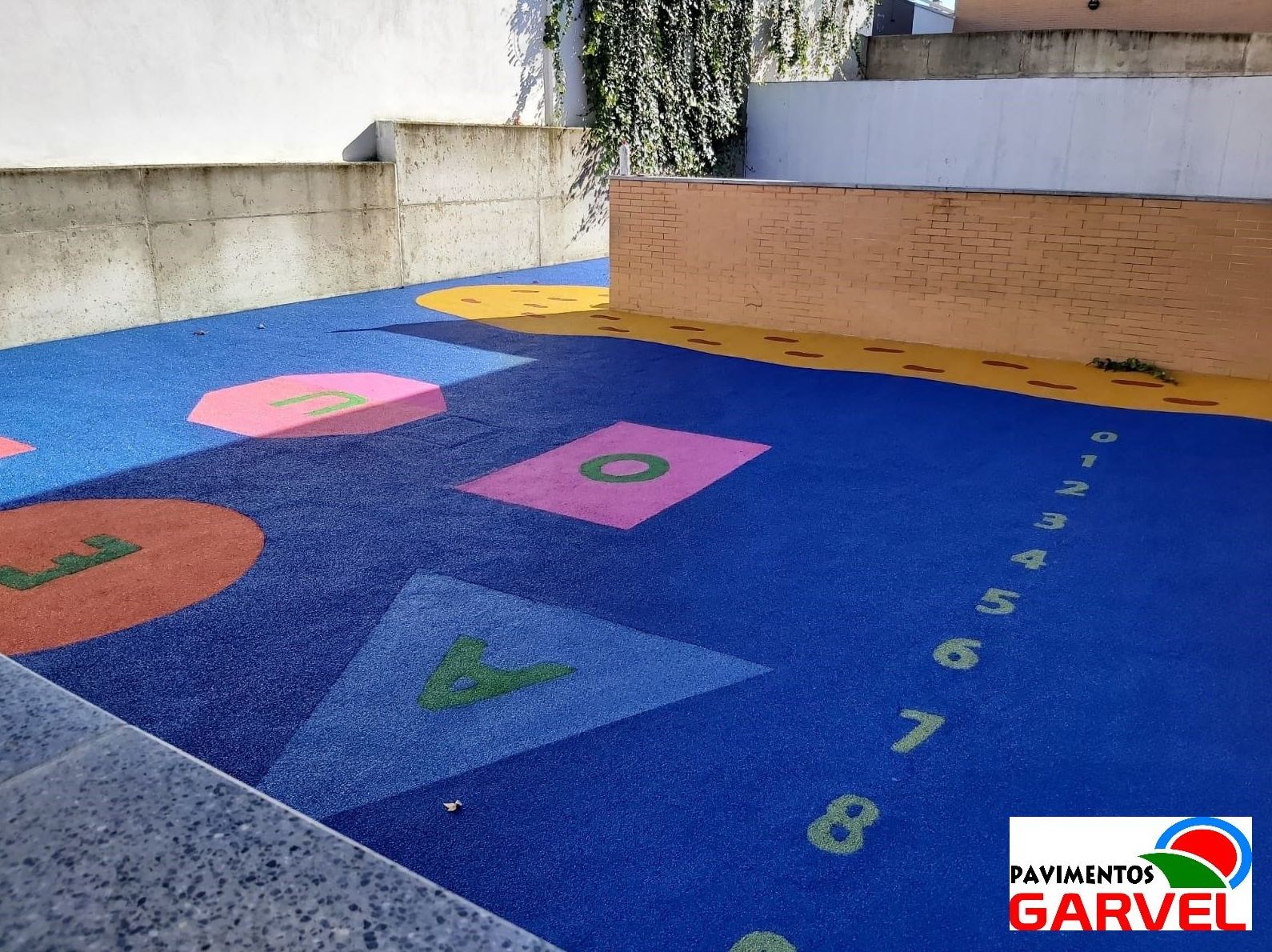 Foto 9 de Instalación de pavimentos de caucho para parques infantiles en Las Cabezas de San Juan | Pavimentos Garvel
