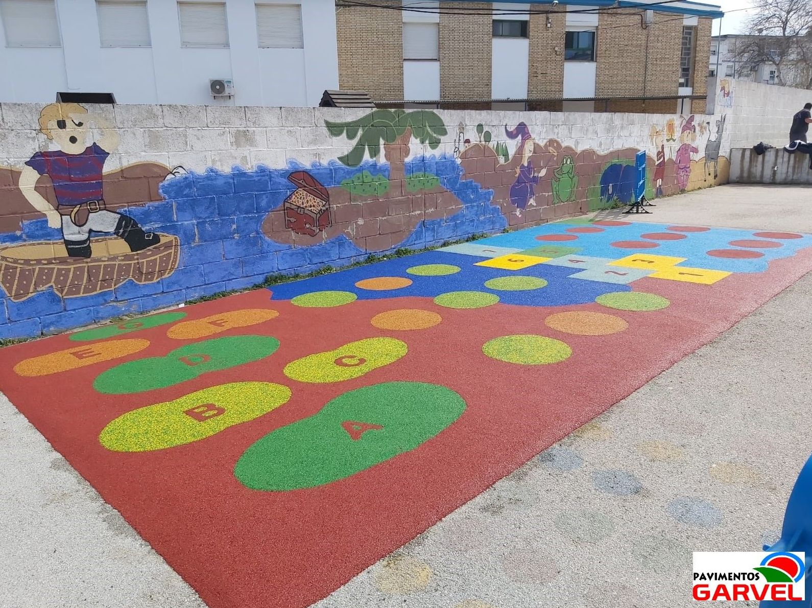 Foto 2 de Instalación de pavimentos de caucho para parques infantiles en Las Cabezas de San Juan | Pavimentos Garvel