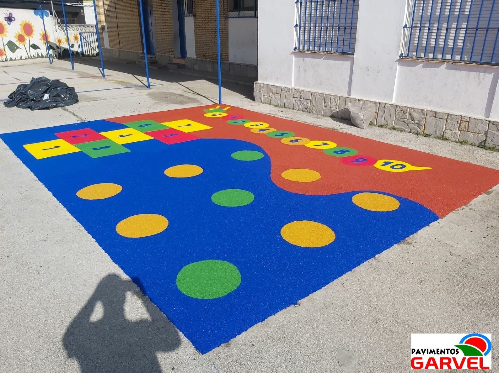 Foto 4 de Instalación de pavimentos de caucho para parques infantiles en Las Cabezas de San Juan | Pavimentos Garvel