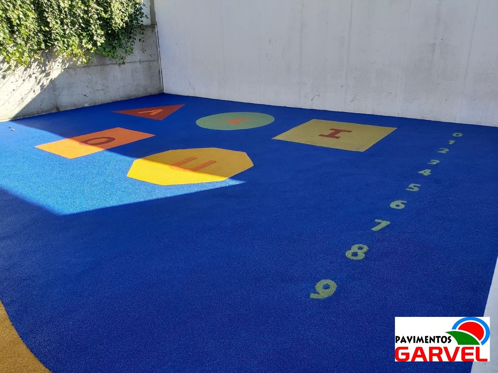 Foto 8 de Instalación de pavimentos de caucho para parques infantiles en Las Cabezas de San Juan | Pavimentos Garvel