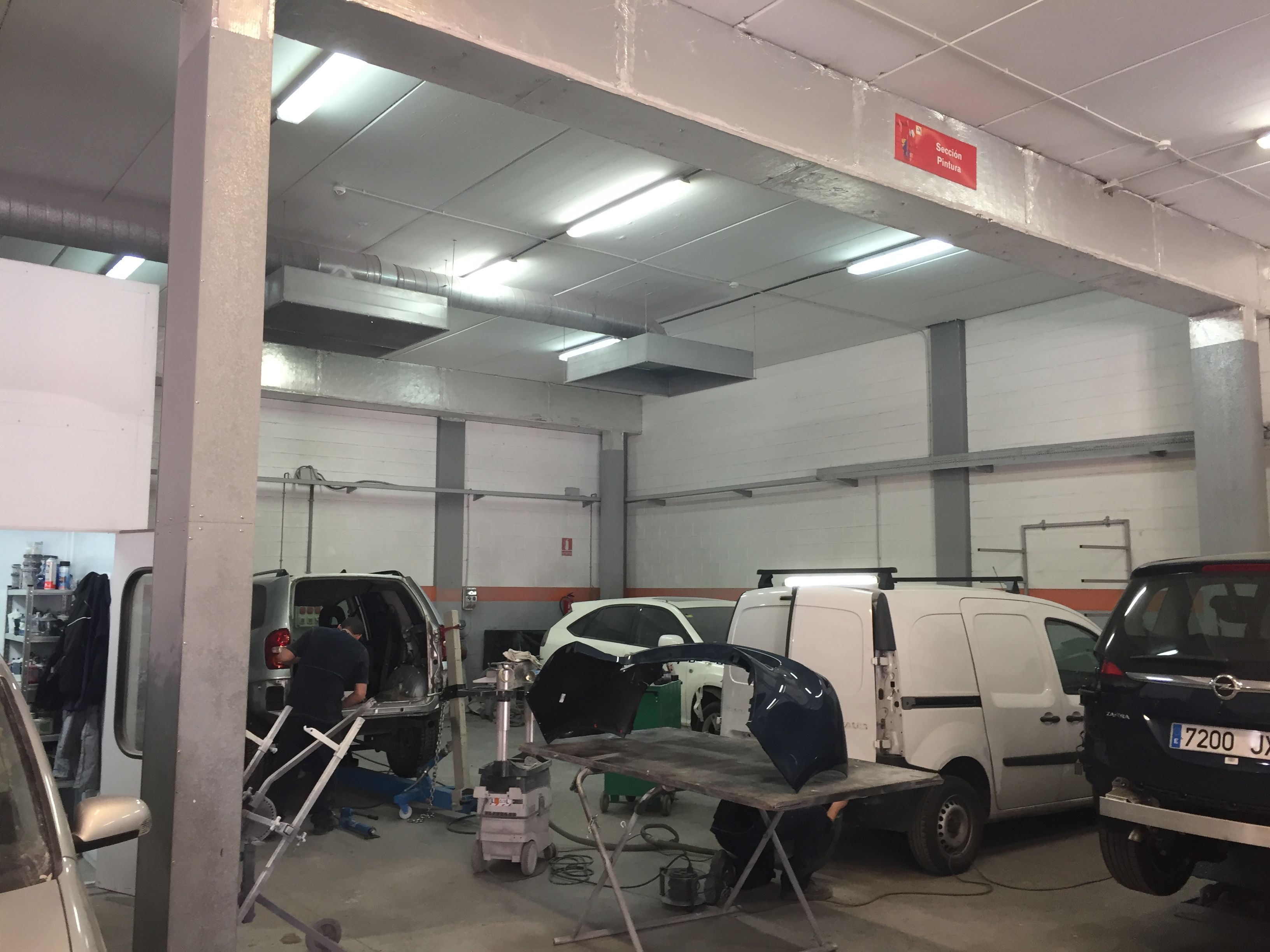 Chapa y pintura: Servicios de Talleres Montflorit Chapa y pintura: Servicios de Talleres Montflorit