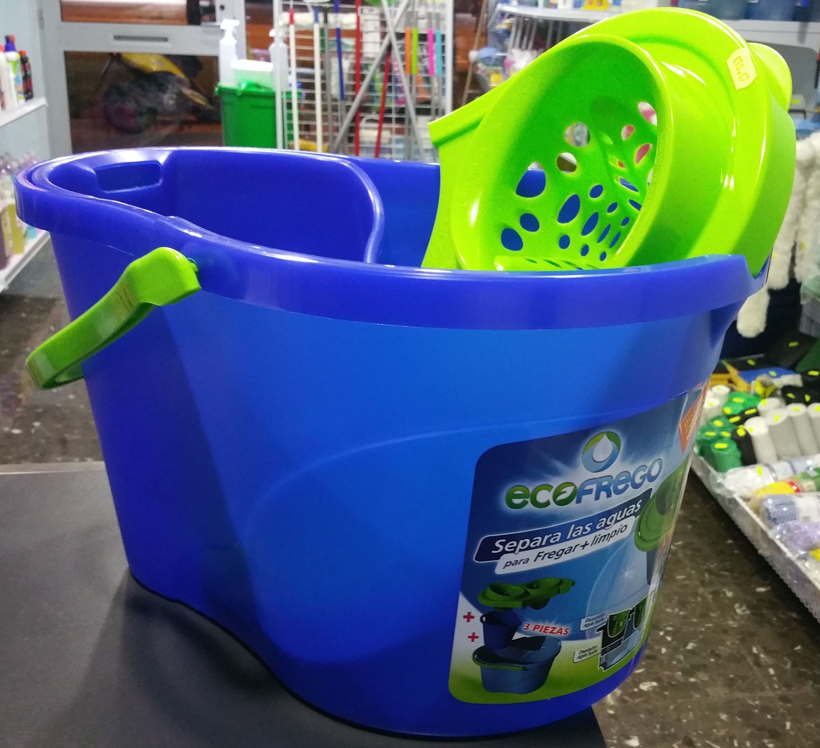 Cubo ecofrego Separa las aguas para fregar mas limpio: SERVICIOS Y PRODUCTOS de Neteges Louzado, S.L. Cubo ecofrego Separa las aguas para fregar mas limpio: SERVICIOS Y PRODUCTOS de Neteges Louzado, S.L.