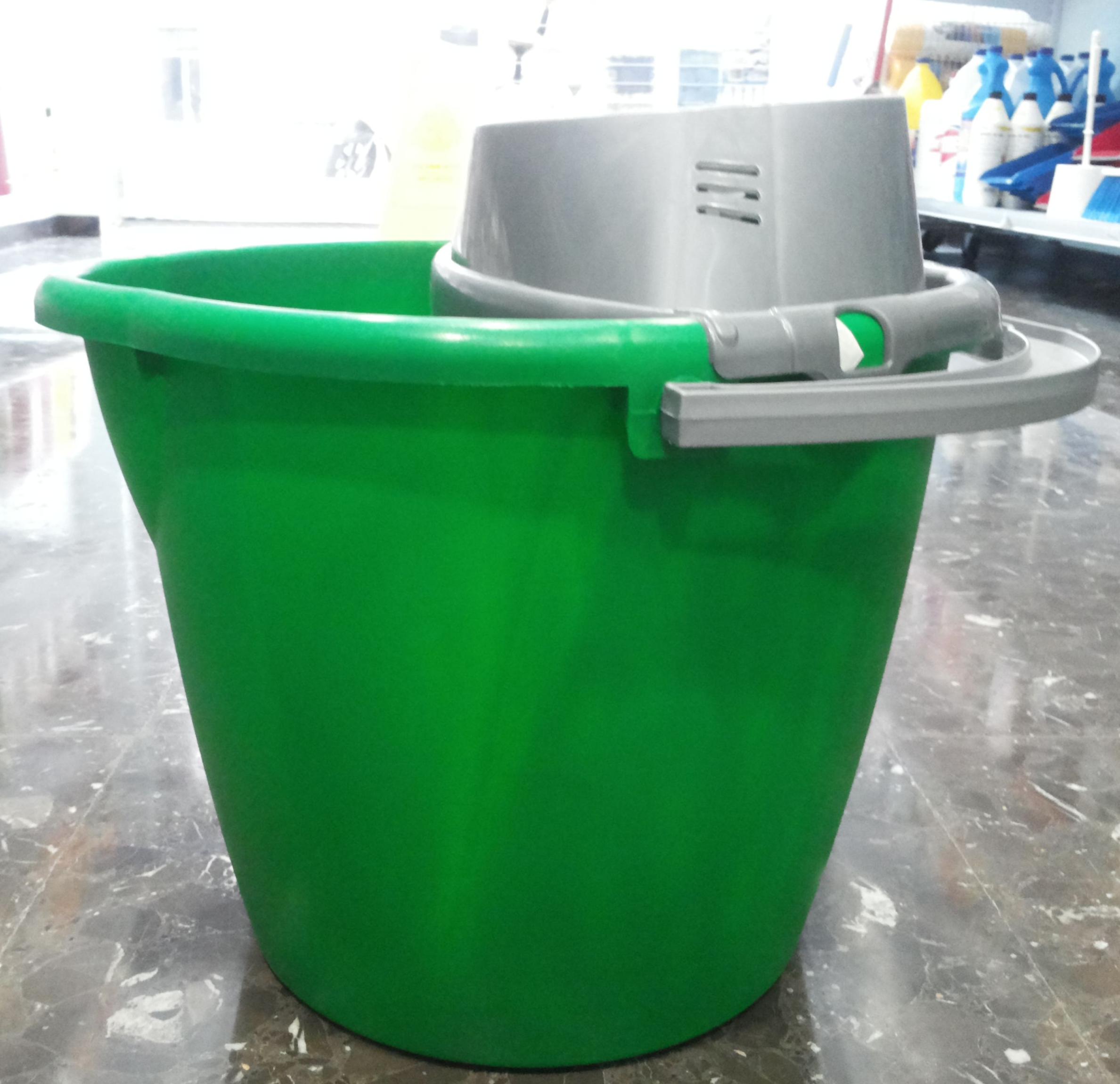 Cubo redondo verde : SERVICIOS Y PRODUCTOS de Neteges Louzado, S.L. Cubo redondo verde : SERVICIOS Y PRODUCTOS de Neteges Louzado, S.L.