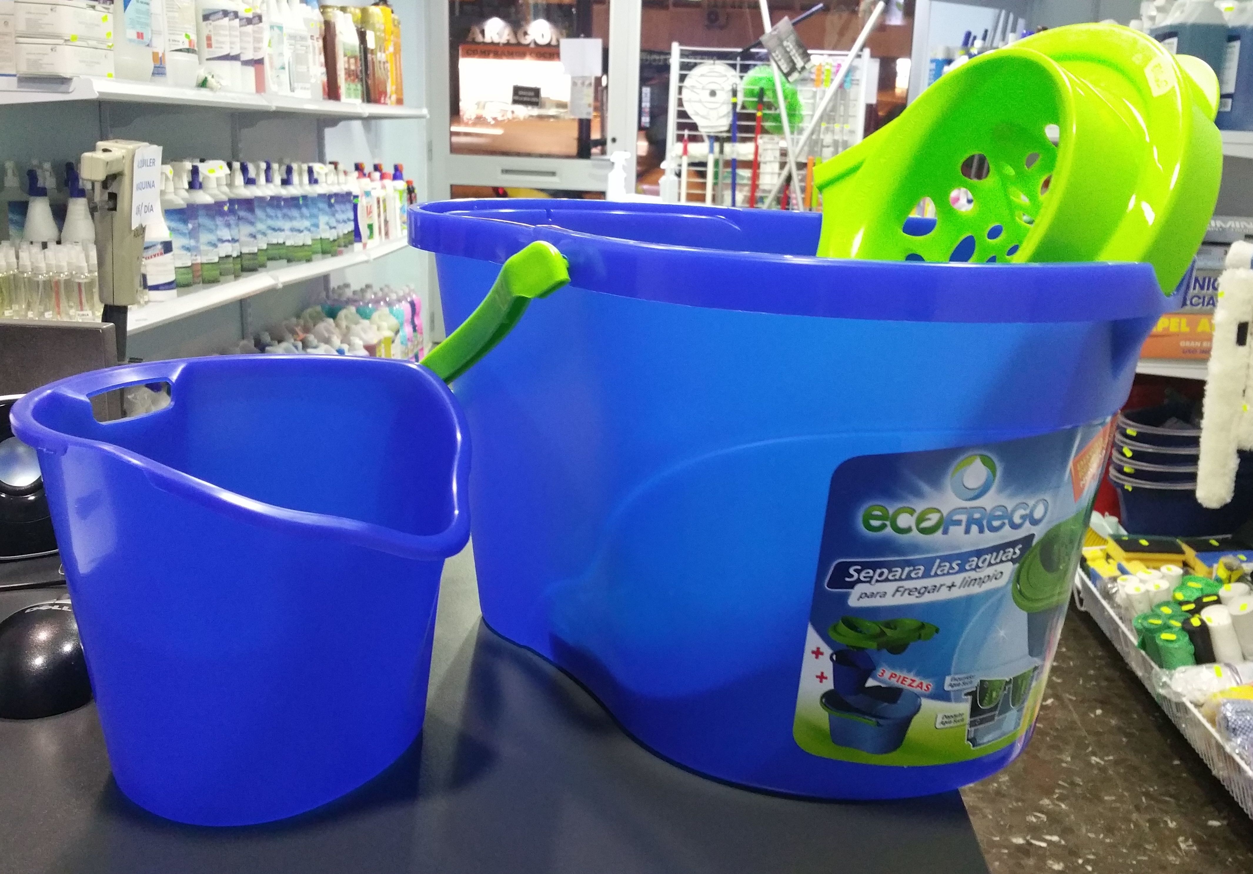 Cubo ecofrego Separa las aguas para fregar mas limpio: SERVICIOS Y PRODUCTOS de Neteges Louzado, S.L. Cubo ecofrego Separa las aguas para fregar mas limpio: SERVICIOS Y PRODUCTOS de Neteges Louzado, S.L.