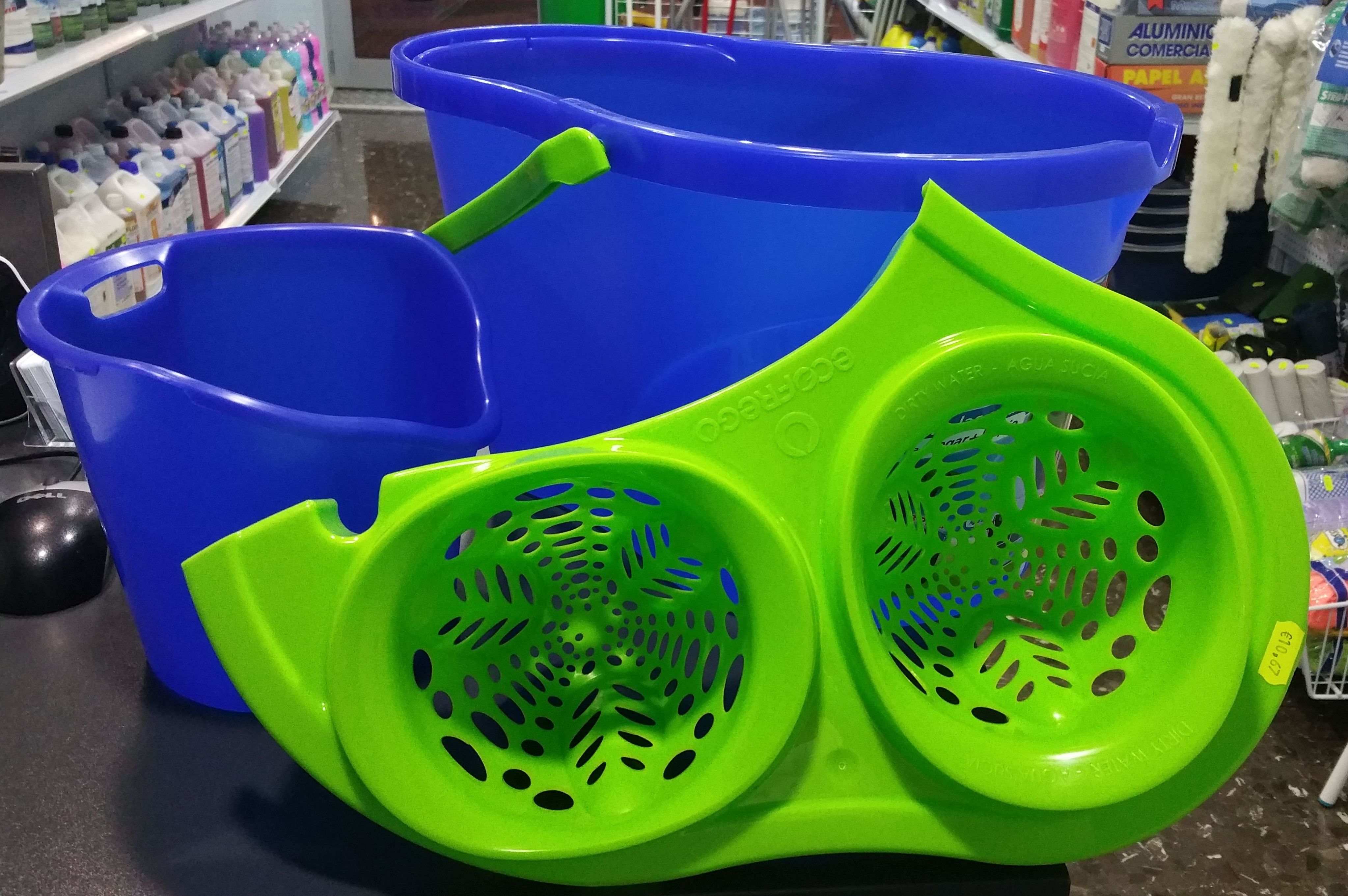 Cubo ecofrego Separa las aguas para fregar mas limpio: SERVICIOS Y PRODUCTOS de Neteges Louzado, S.L. Cubo ecofrego Separa las aguas para fregar mas limpio: SERVICIOS Y PRODUCTOS de Neteges Louzado, S.L.