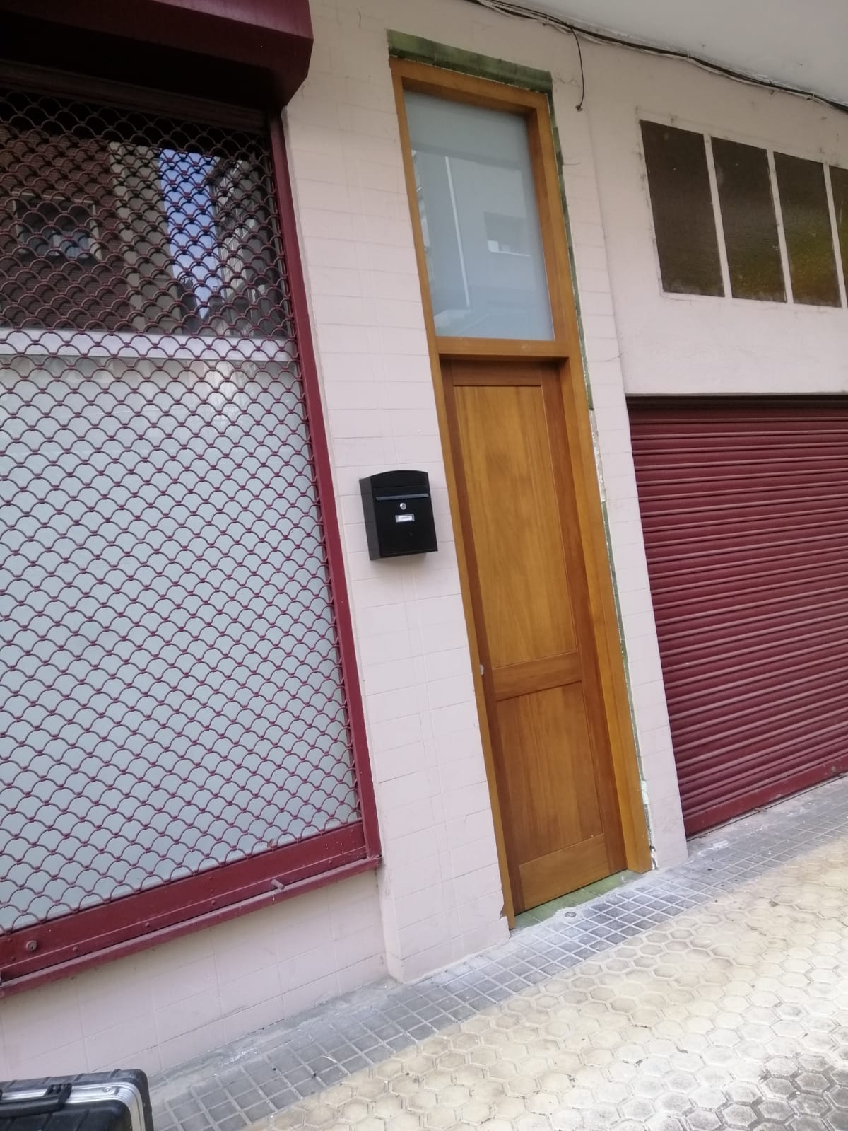 Instalación puertas de entrada para comercios y viviendas: Servicios de Puertas Y Armarios Zarautz Instalación puertas de entrada para comercios y viviendas: Servicios de Puertas Y Armarios Zarautz