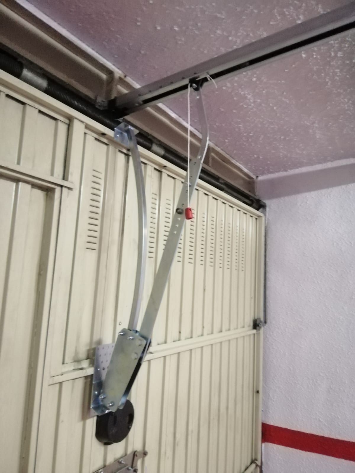 Motorizamos y reparamos puertas de garaje y persianas: Servicios de Puertas Y Armarios Zarautz Motorizamos y reparamos puertas de garaje y persianas: Servicios de Puertas Y Armarios Zarautz