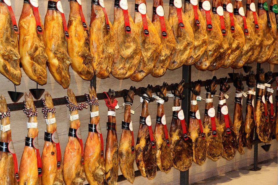 Jamones ibéricos: Productos de Charcutería La Tradicional Jamones ibéricos: Productos de Charcutería La Tradicional