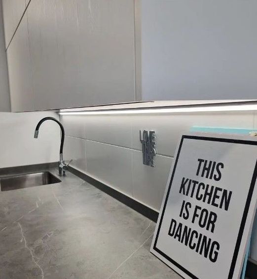 THIS KITCHEN IS FOR DANCING 