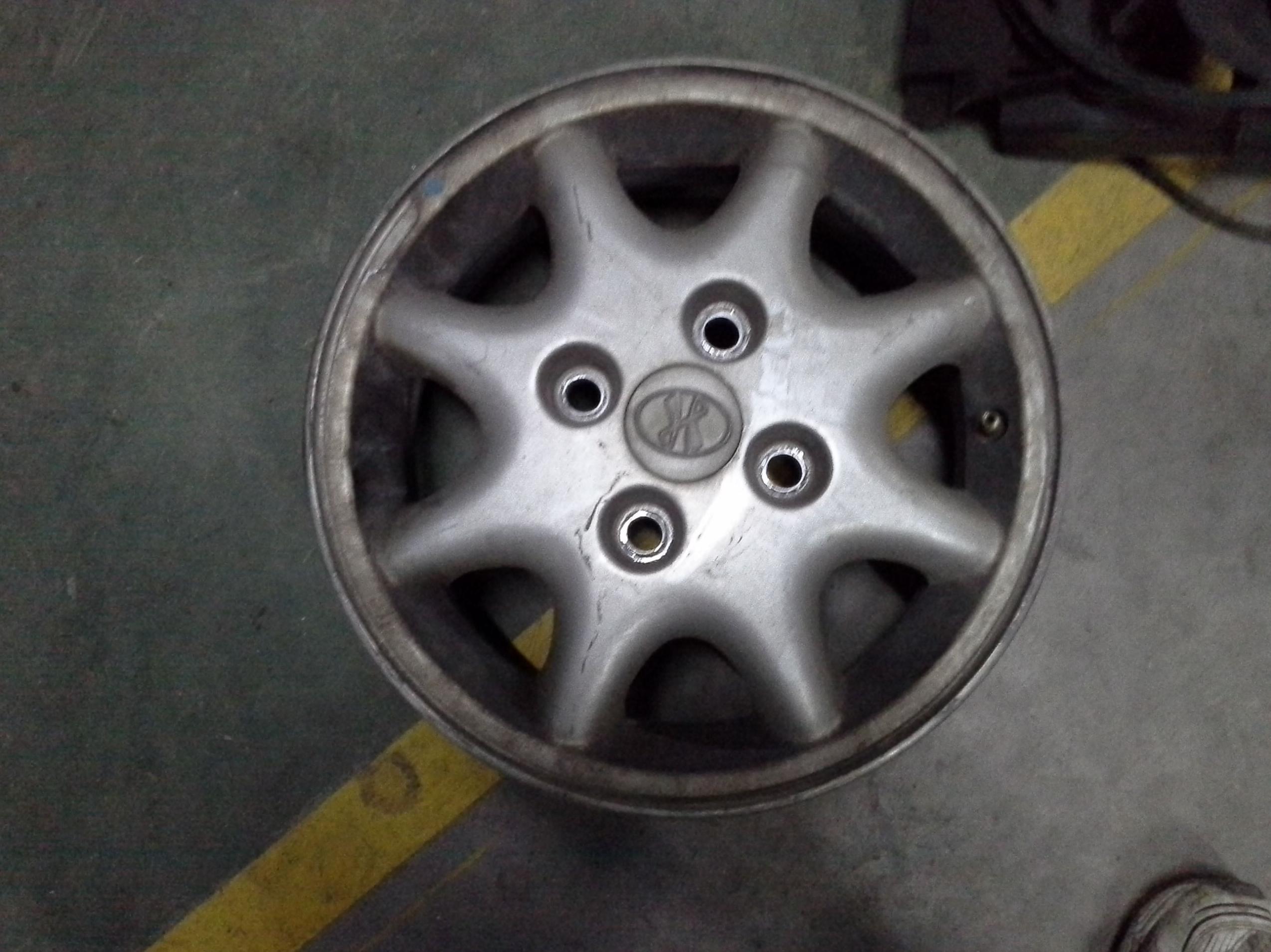 Llantas de aluminio de Hyundai en R-14 de 4 tornillos en desguaces Clemente de Albacete Llantas de aluminio de Hyundai en R-14 de 4 tornillos en desguaces Clemente de Albacete