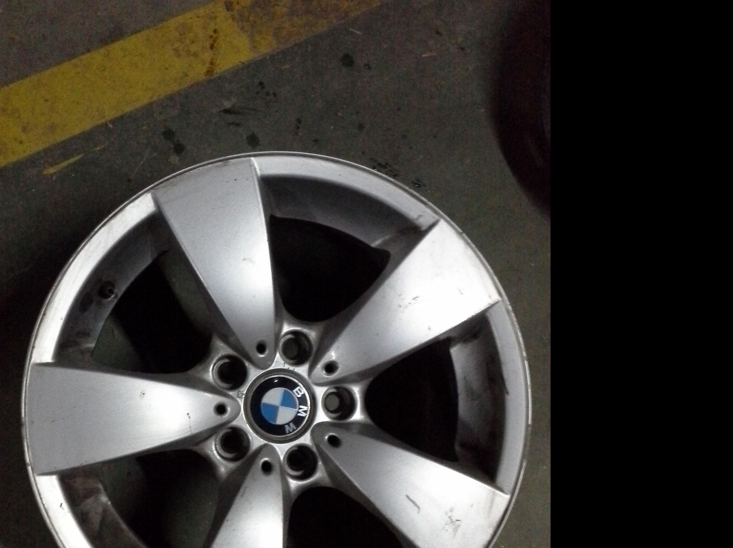 Llanta de aluminio de Bmw en R-17 de 5 tornillos en Desguaces Clemente de Albacete Llanta de aluminio de Bmw en R-17 de 5 tornillos en Desguaces Clemente de Albacete