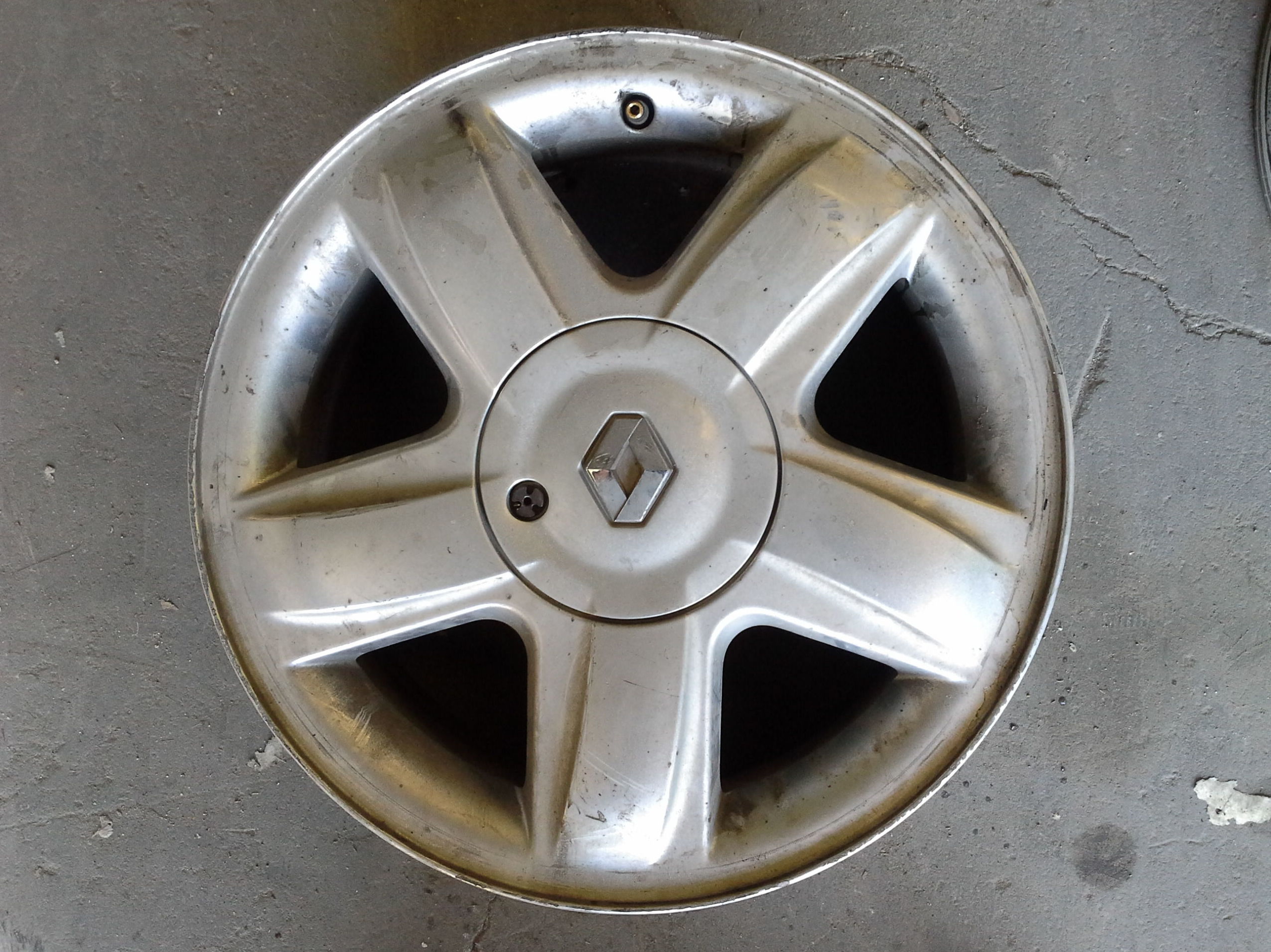 Llantas de aluminio de Renault en R-15 de 4 tornillos Llantas de aluminio de Renault en R-15 de 4 tornillos