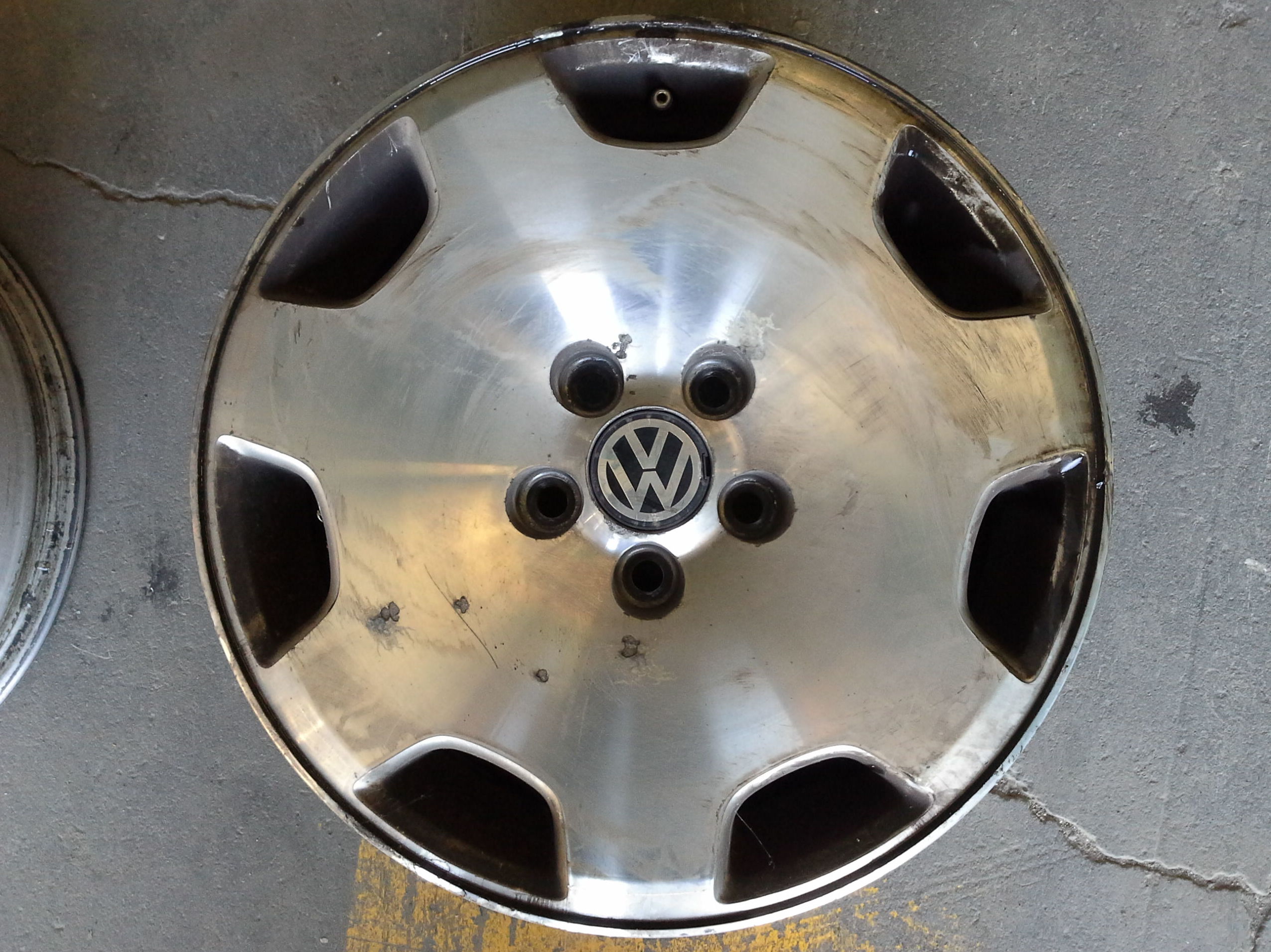 Llantas de Volkswagen en R-15 de 5 tornillos en Desguaces Clemente de Albacete Llantas de Volkswagen en R-15 de 5 tornillos en Desguaces Clemente de Albacete