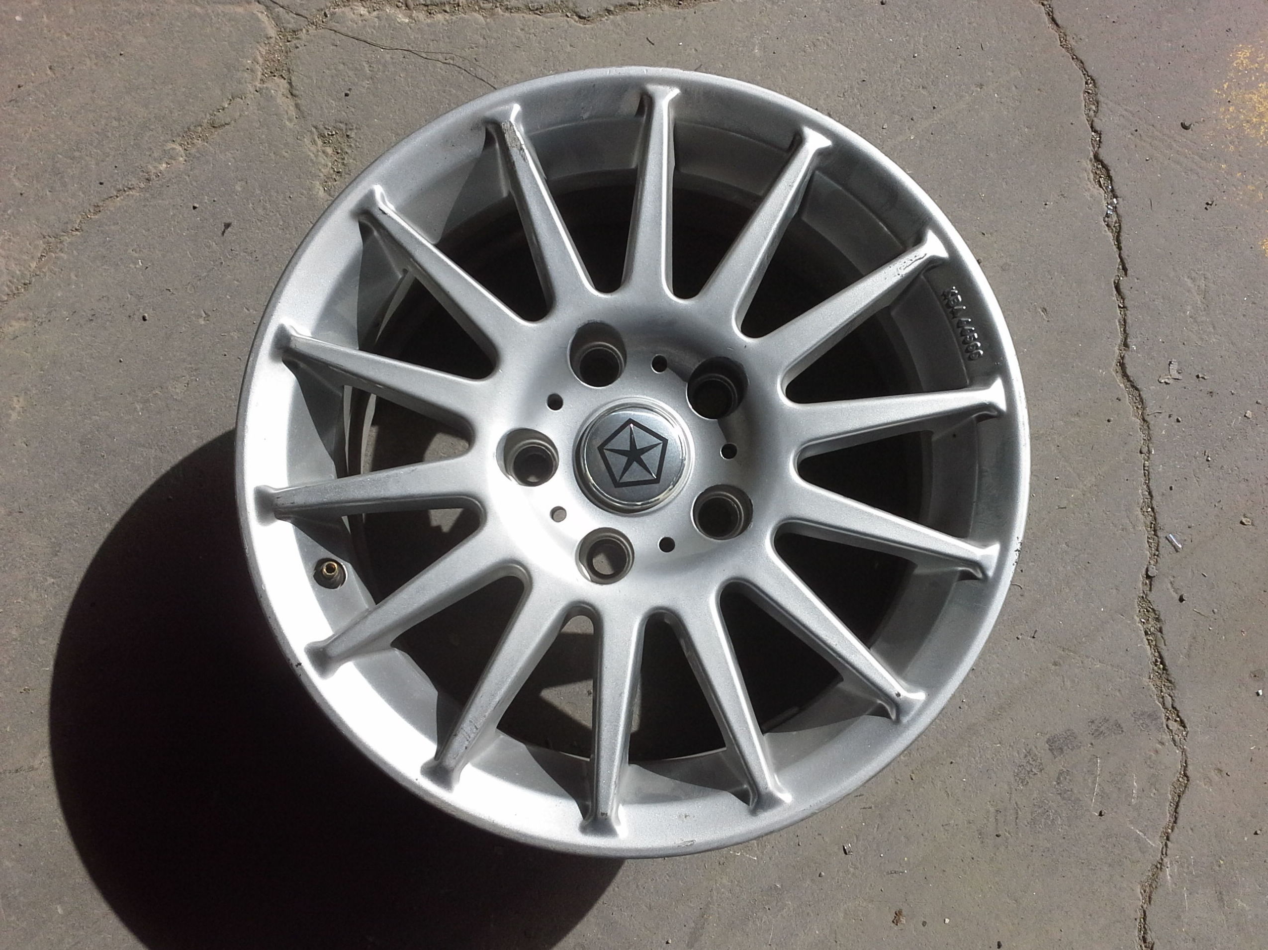 Juego de llantas de aluminio en Chrysler en R-15. en desguaces clemente de albacete Juego de llantas de aluminio en Chrysler en R-15. en desguaces clemente de albacete
