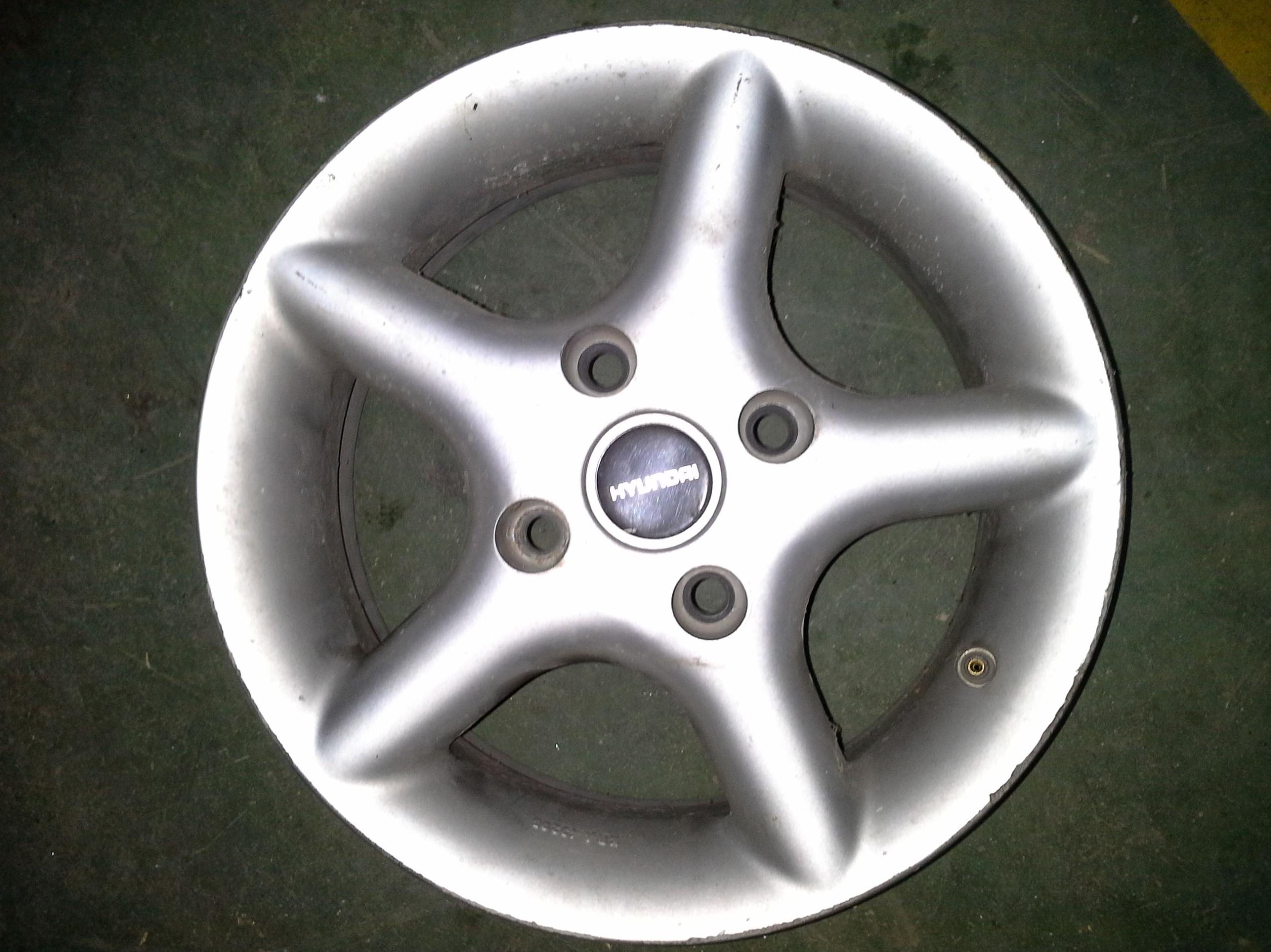 Juego de Llantas de aluminio de Hyundai en R-14 de 4 tornillos en desguaces Clemente de Albacete Juego de Llantas de aluminio de Hyundai en R-14 de 4 tornillos en desguaces Clemente de Albacete