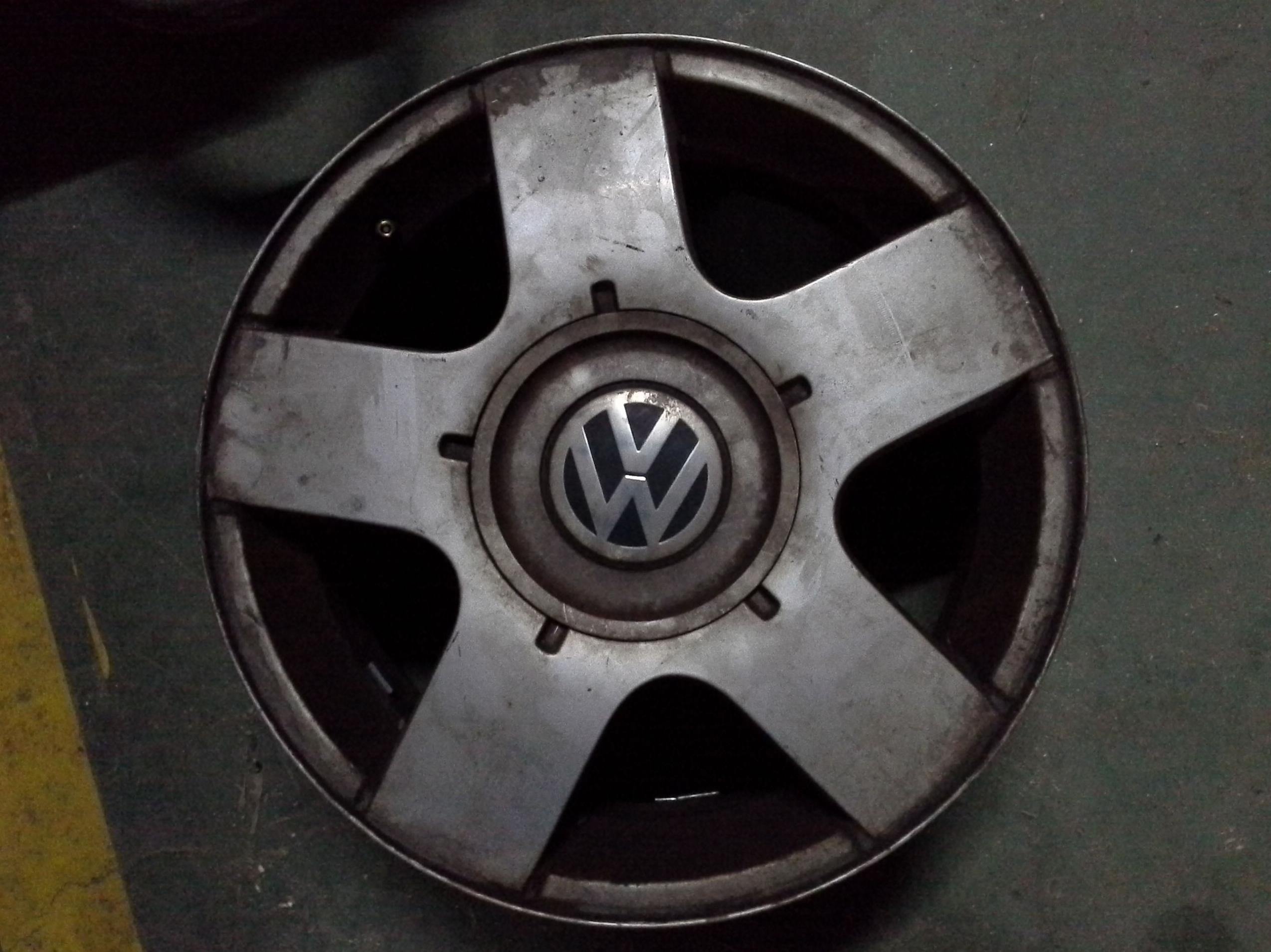Llantas de aluminio de volkswagen en R-15 de 5 tornillos en Desguaces Clemente de Albacete Llantas de aluminio de volkswagen en R-15 de 5 tornillos en Desguaces Clemente de Albacete