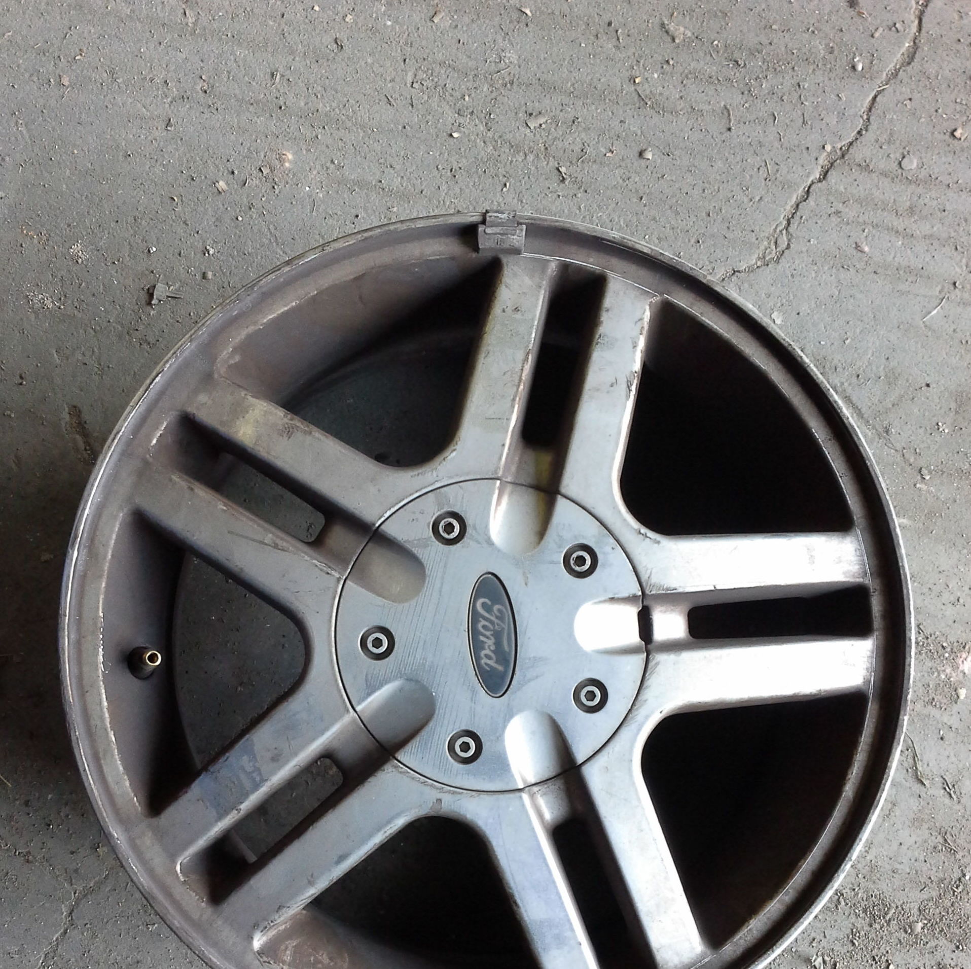 Juegl de llantas de Ford en R 15 de aluminio en desguaces clemente de Albacete Juegl de llantas de Ford en R 15 de aluminio en desguaces clemente de Albacete