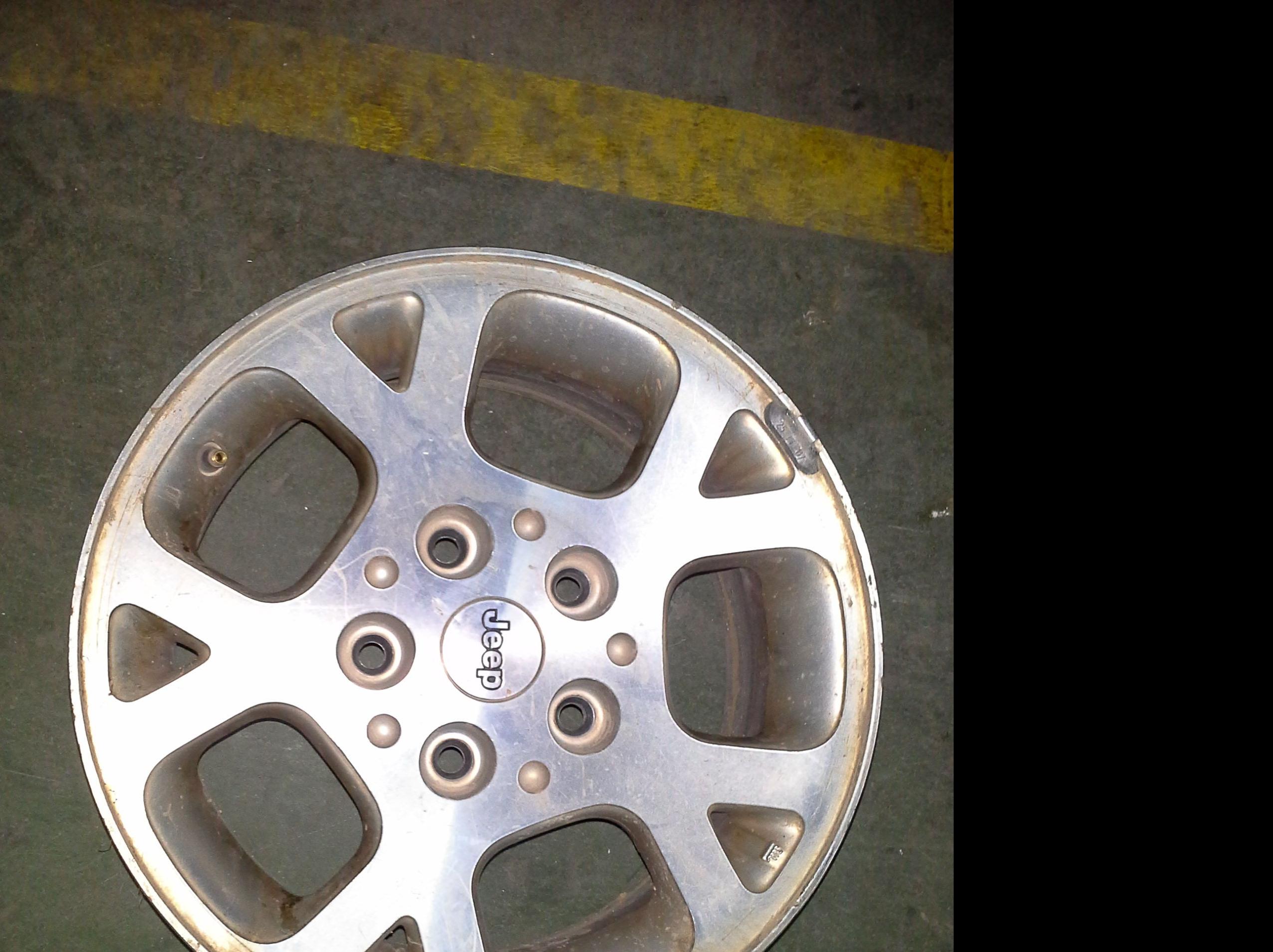Llantas de aluminio de Jeep Cherokee en R-16 de 5 tornillos en desguaces Clemente de Albacete Llantas de aluminio de Jeep Cherokee en R-16 de 5 tornillos en desguaces Clemente de Albacete