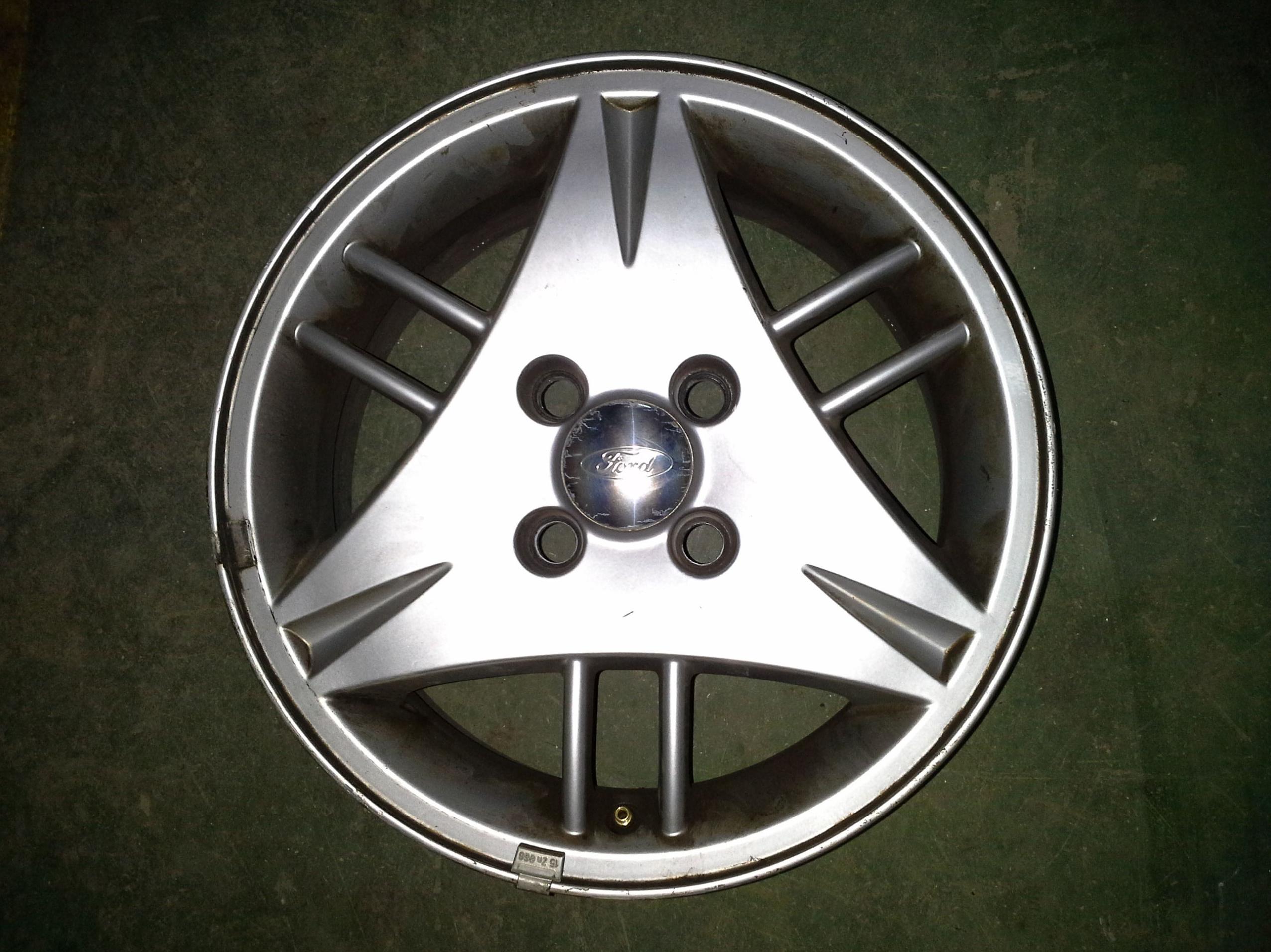 Llantas de aluminio de Ford en R-15 de 4 tornillos en Desguaces Clemente de Albacete Llantas de aluminio de Ford en R-15 de 4 tornillos en Desguaces Clemente de Albacete