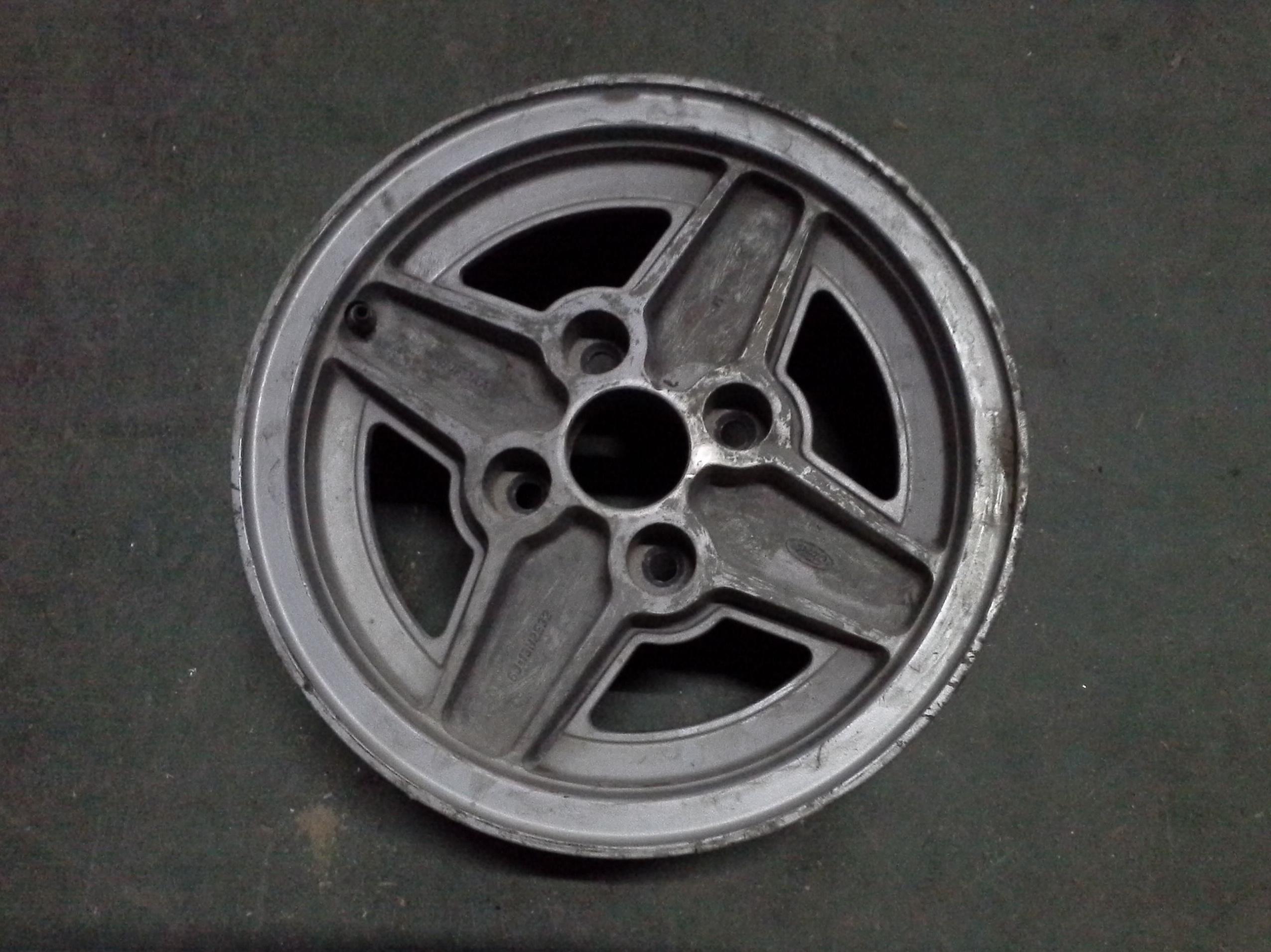 Llantas de aluminio de Ford en R-13 de 4 tornillos en desguaces Clemente de Albacete Llantas de aluminio de Ford en R-13 de 4 tornillos en desguaces Clemente de Albacete