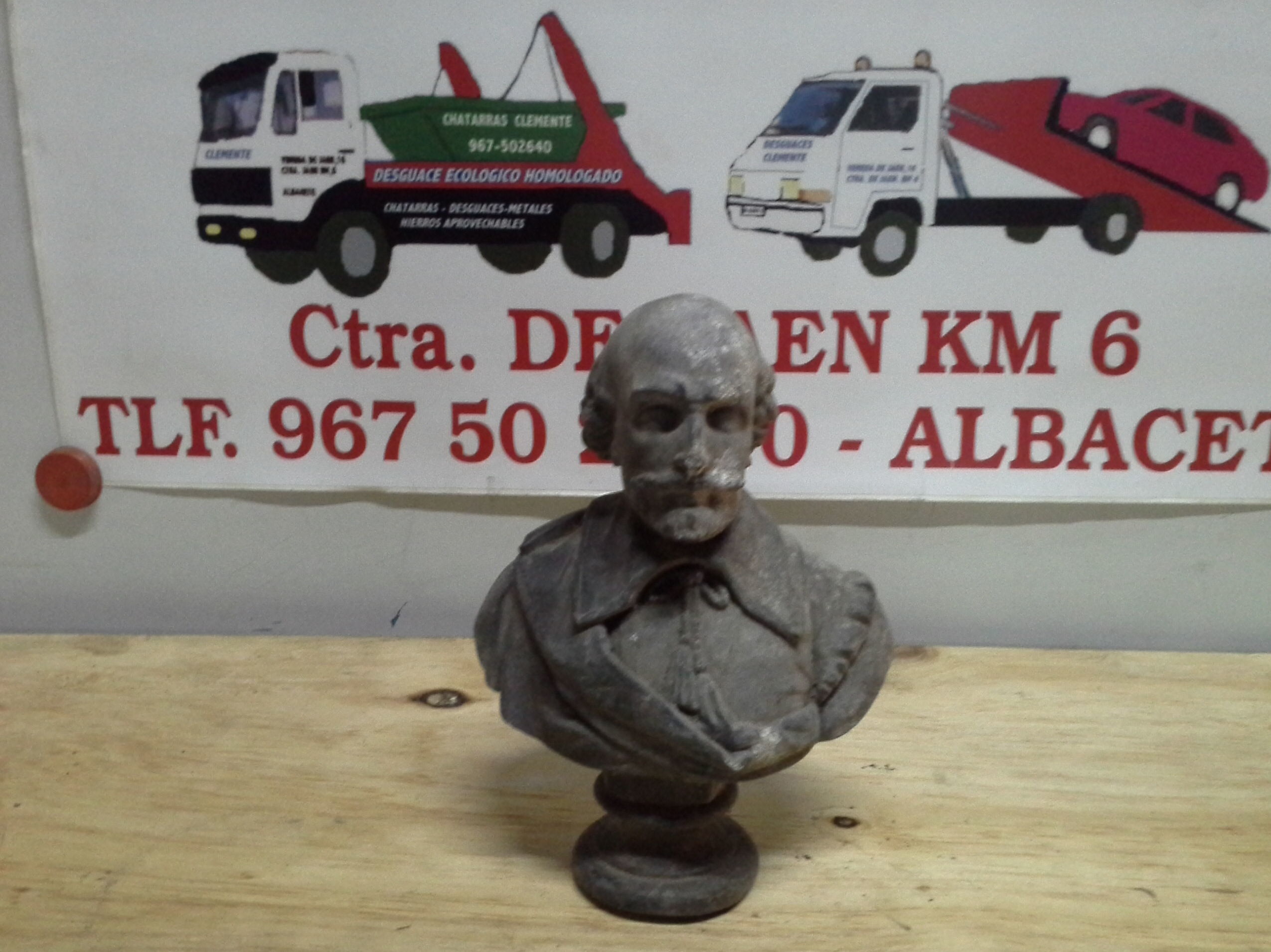 Busto antiguo en Chatarras Clemente de Albacete Busto antiguo en Chatarras Clemente de Albacete