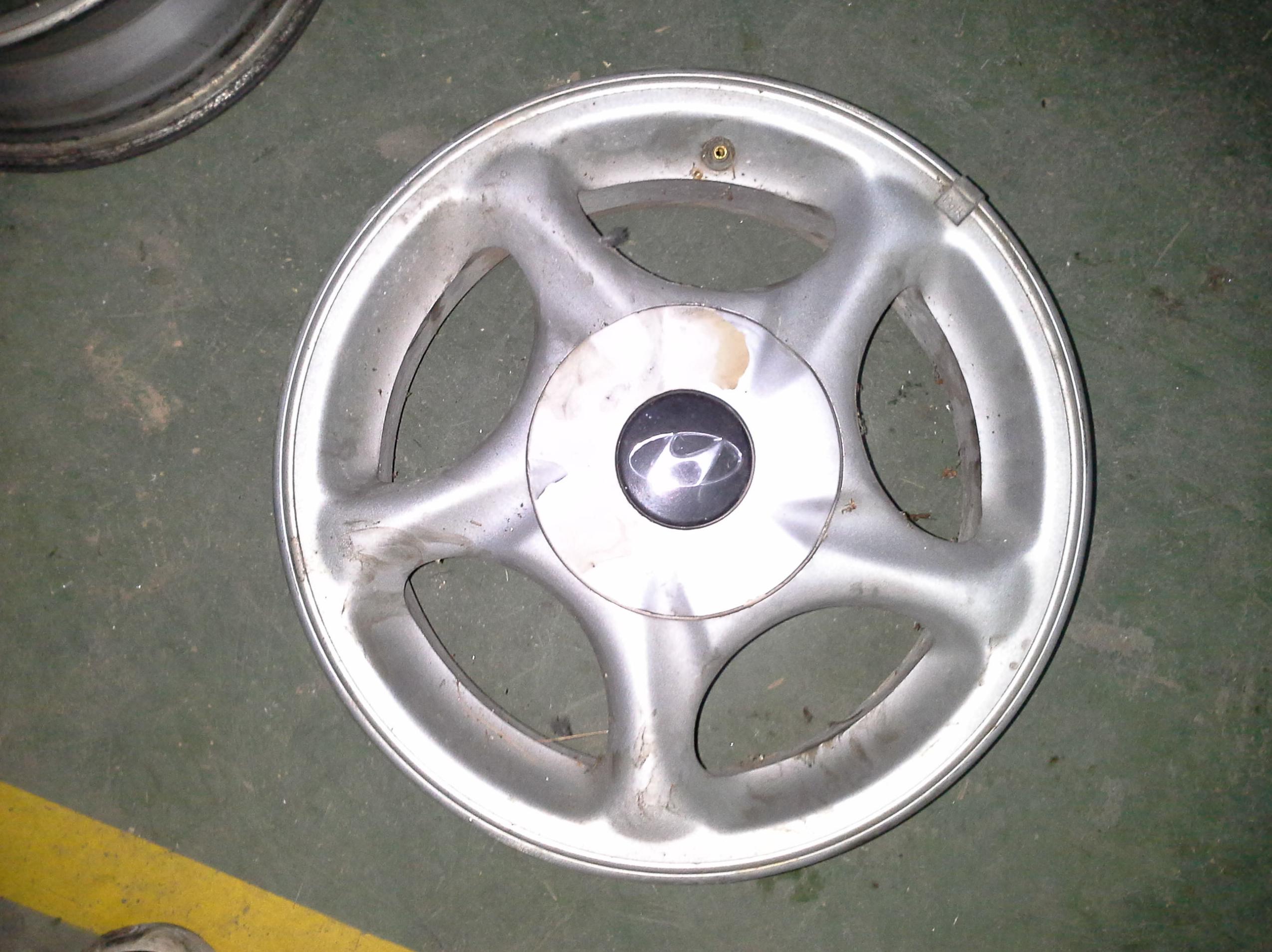 Juego de llantas de aluminio de Hyundai en R-15 de 4 tornillos Juego de llantas de aluminio de Hyundai en R-15 de 4 tornillos