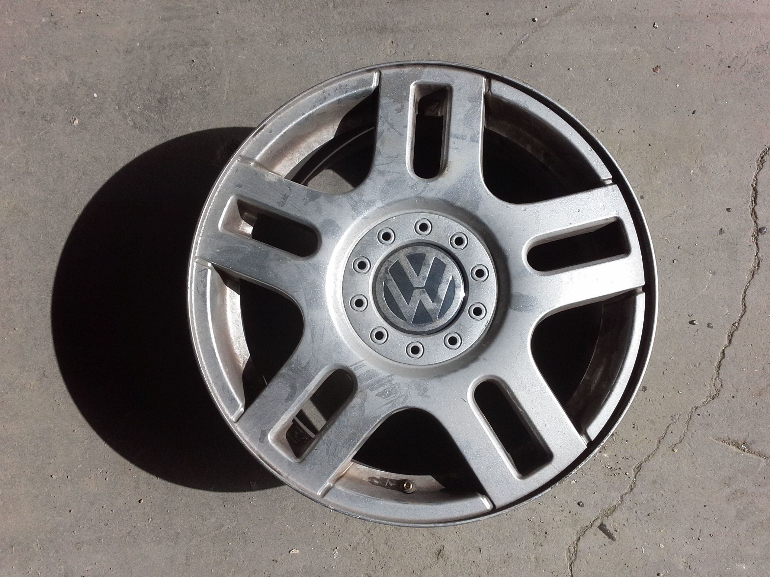 Juego de llantas de aluminio de volkswagen R-16 en desguaces clemente de albacete Juego de llantas de aluminio de volkswagen R-16 en desguaces clemente de albacete