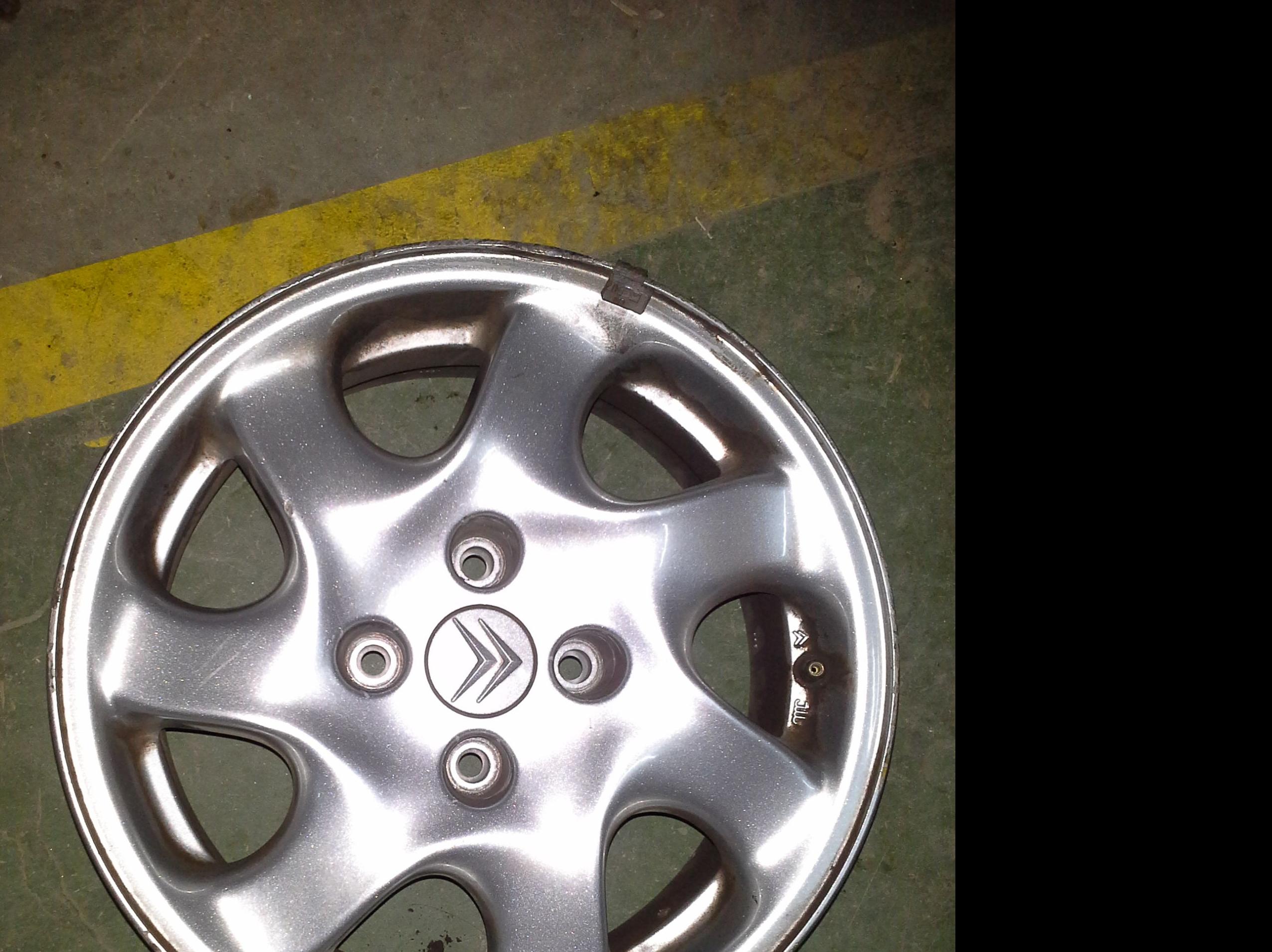 Llantas de aluminio de Citroen en R-15 de 4 tornillos en Desguaces Clemente de Albacete Llantas de aluminio de Citroen en R-15 de 4 tornillos en Desguaces Clemente de Albacete