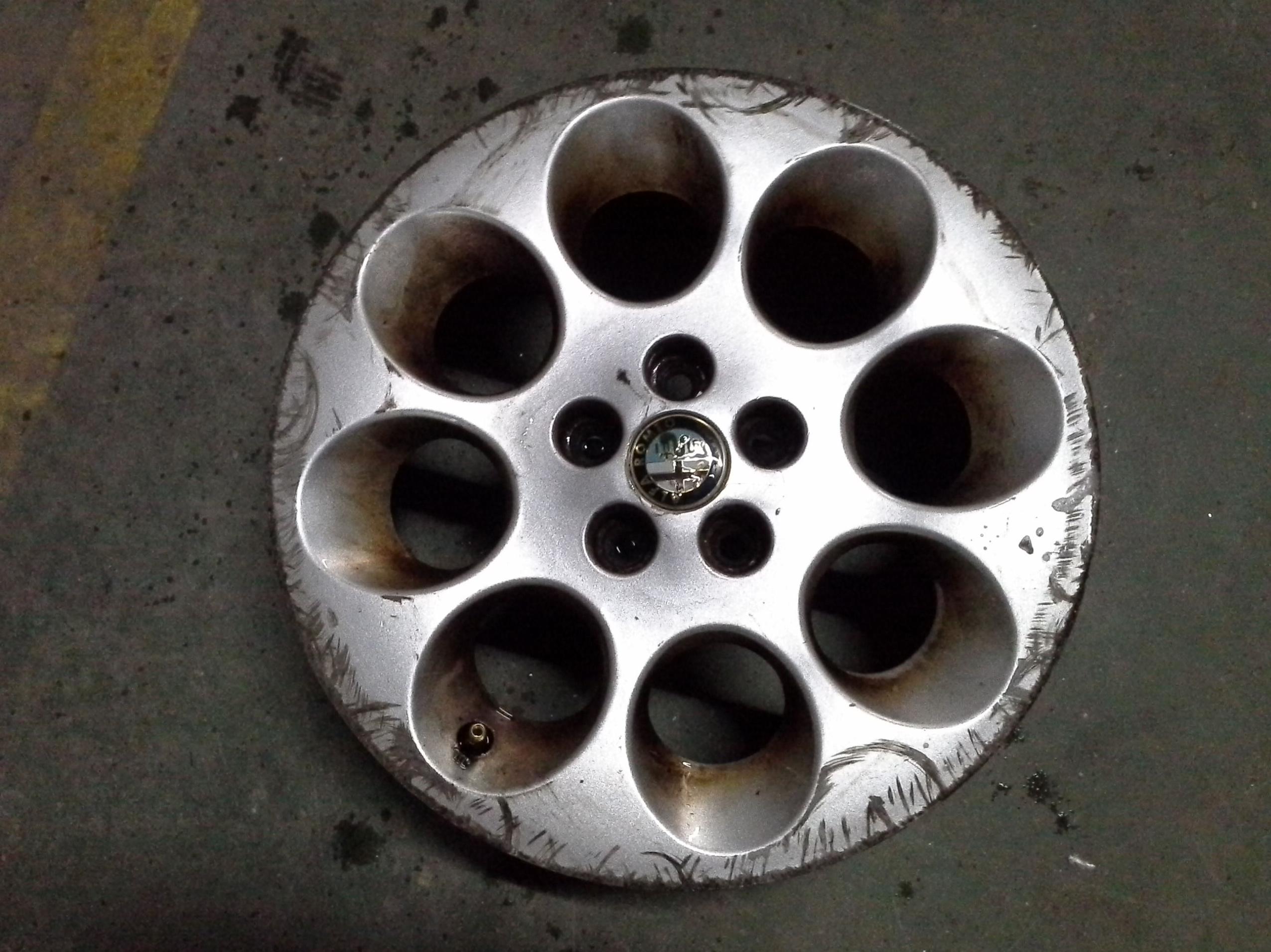 Llantas de aluminio de Alfa Romeo en R-15 de 5 tornillos en Desguaces Clemente de Albacete Llantas de aluminio de Alfa Romeo en R-15 de 5 tornillos en Desguaces Clemente de Albacete