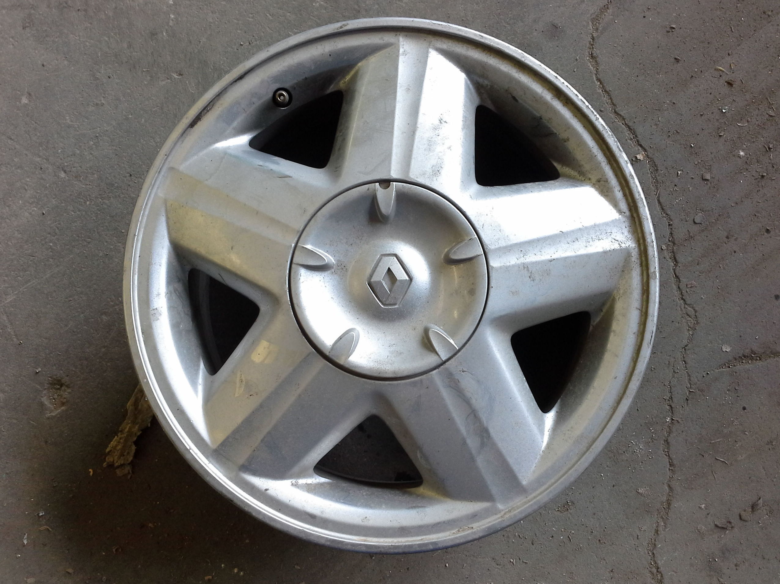 Juego de llantas de aluminio de Renault en R 15 en desguaces clemente de Albacete Juego de llantas de aluminio de Renault en R 15 en desguaces clemente de Albacete