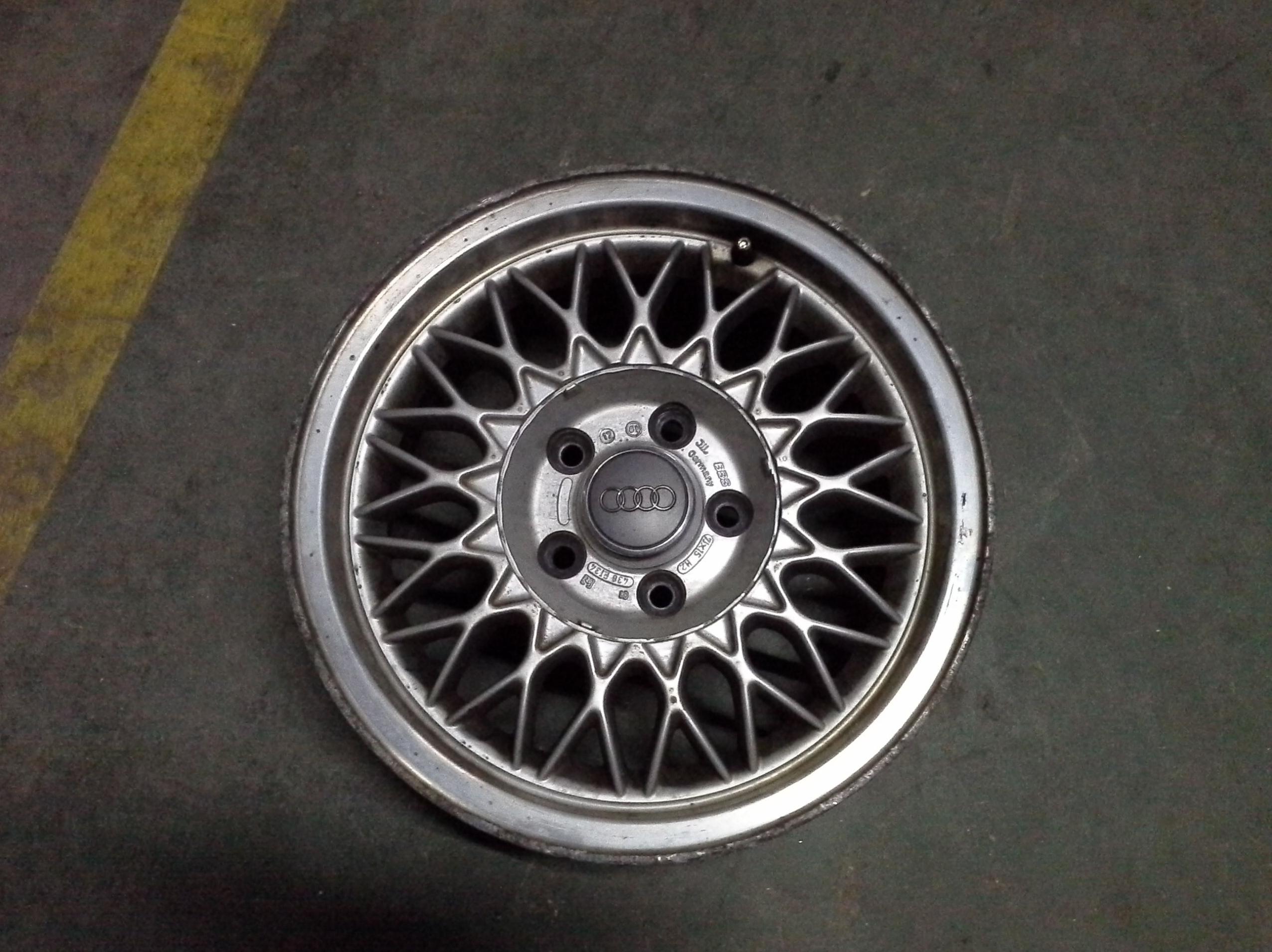 Llantas de aluminio de Audi en R-15 de 5 tornillos en Desguaces Clemente de Albacete Llantas de aluminio de Audi en R-15 de 5 tornillos en Desguaces Clemente de Albacete