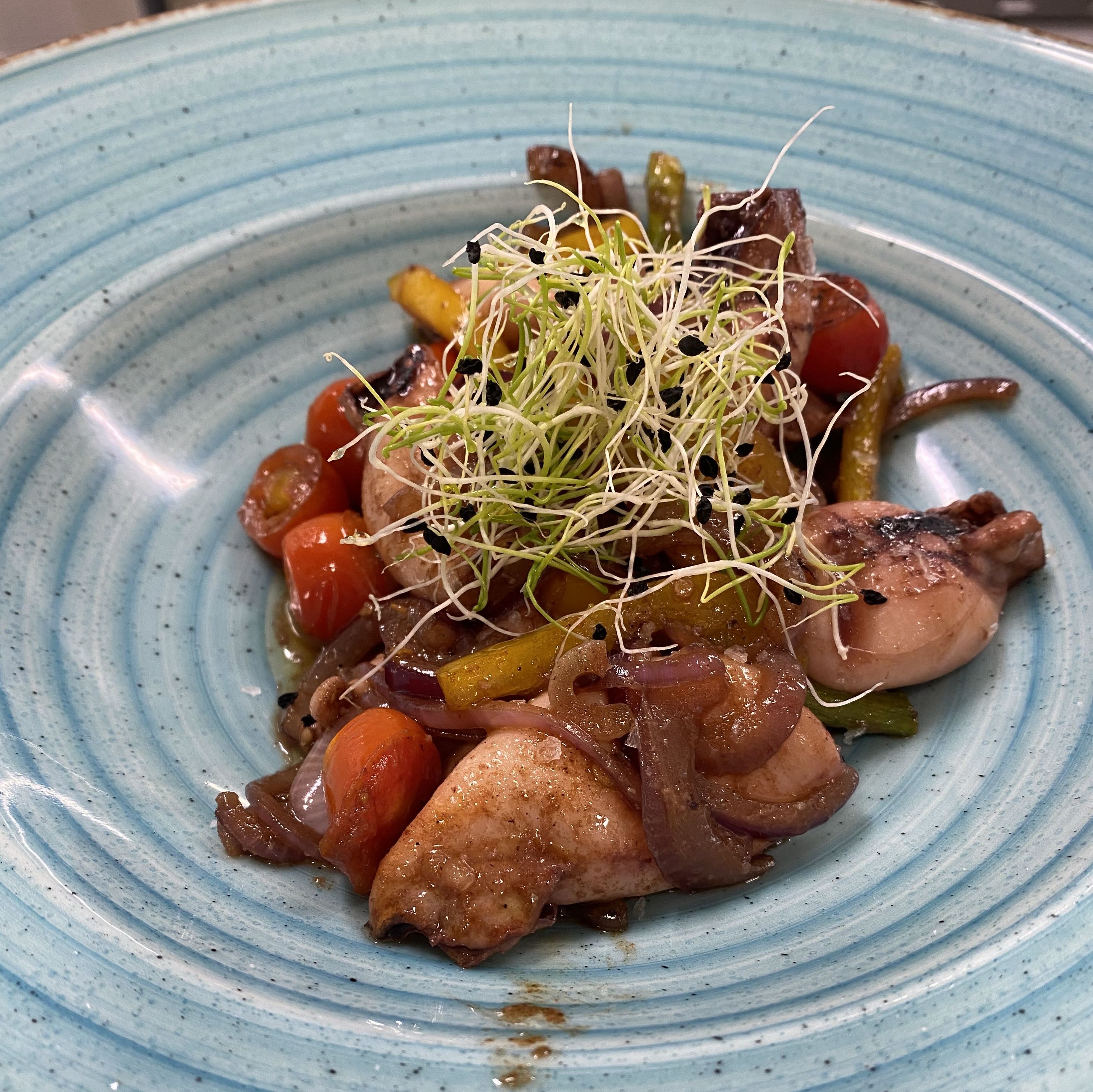 Chipirón salteado con sus verduras Chipirón salteado con sus verduras