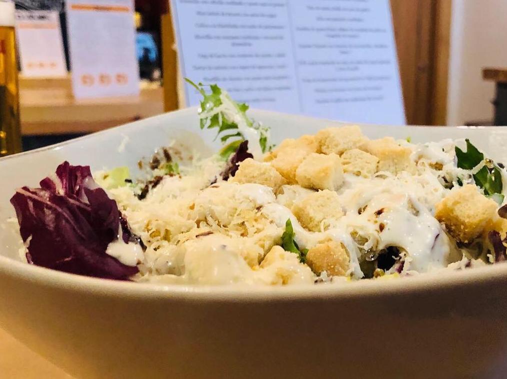 Ave Cesar!! Ensalada de pollo empanado,salsa César,croutons y queso grana padano Ave Cesar!! Ensalada de pollo empanado,salsa César,croutons y queso grana padano