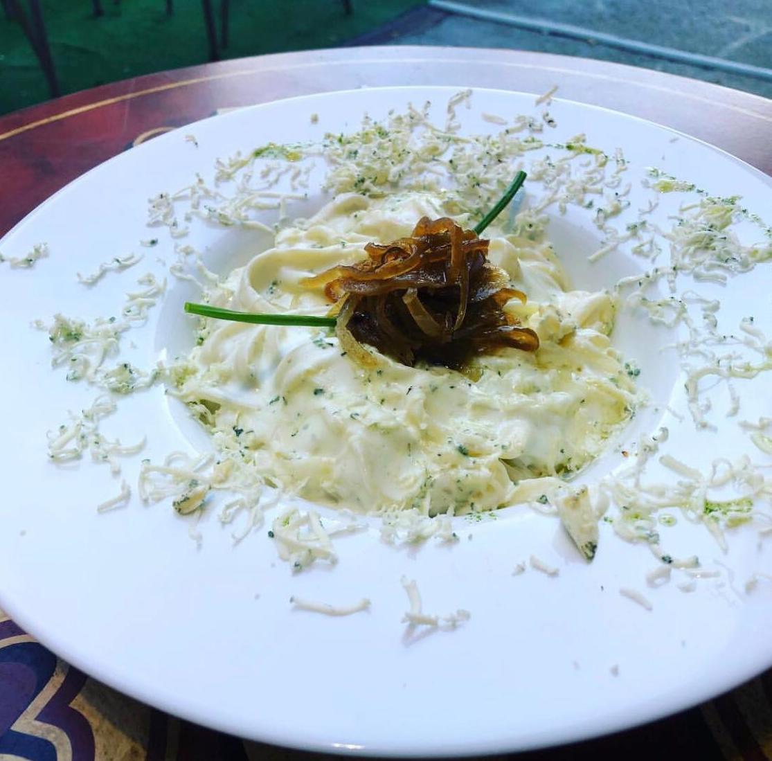 Tallarines con queso azul y cebolla caramelizada Tallarines con queso azul y cebolla caramelizada
