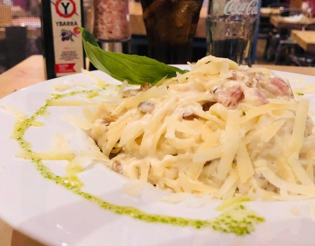 Tallarines con salsa carbonara Tallarines con salsa carbonara